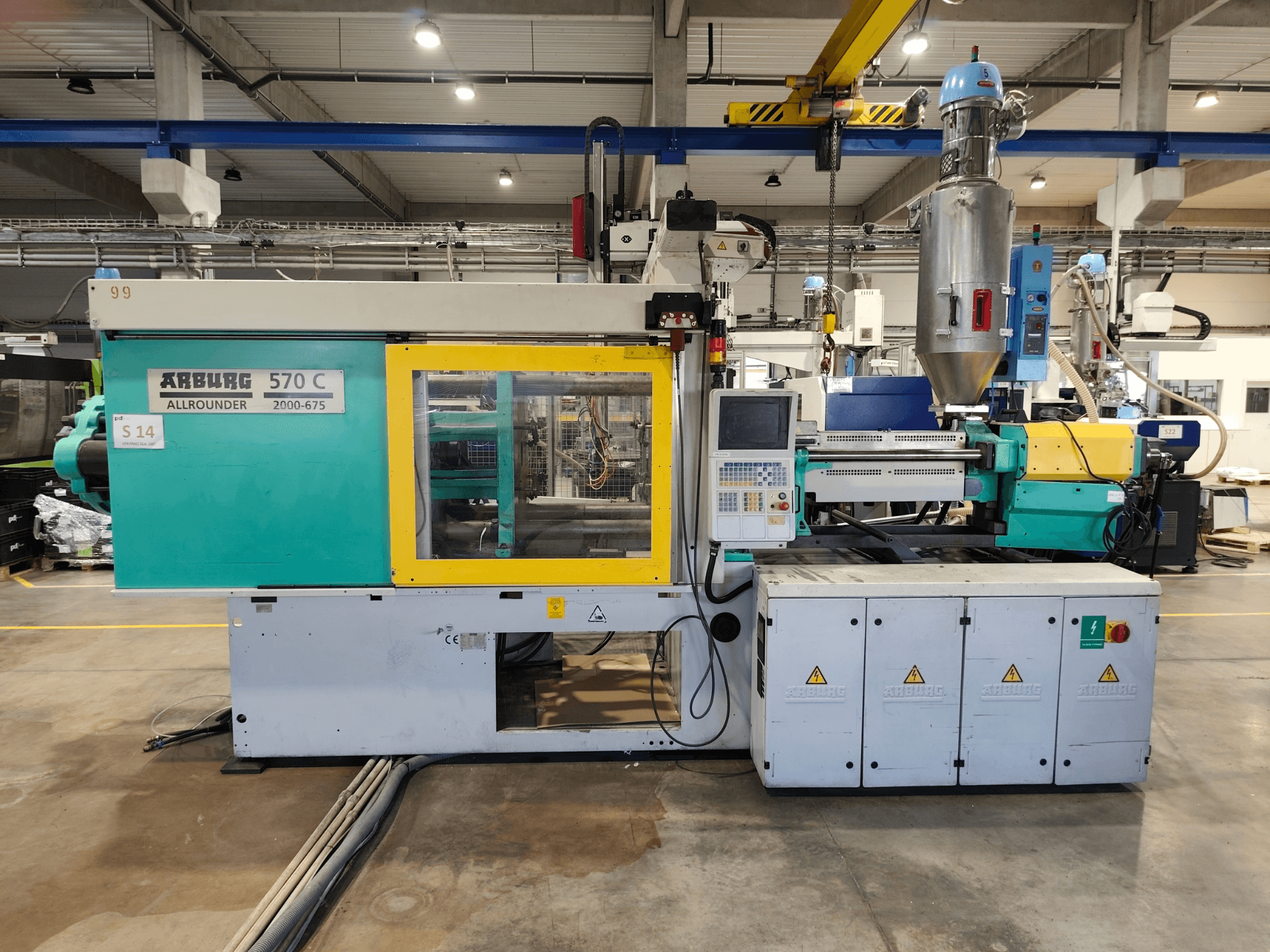 Hidraulički stroj za brizganje plastike Arburg Allrounder 570 C 2000-675, prednji pogled, s upravljačkom pločom i spremnikom za materijal.