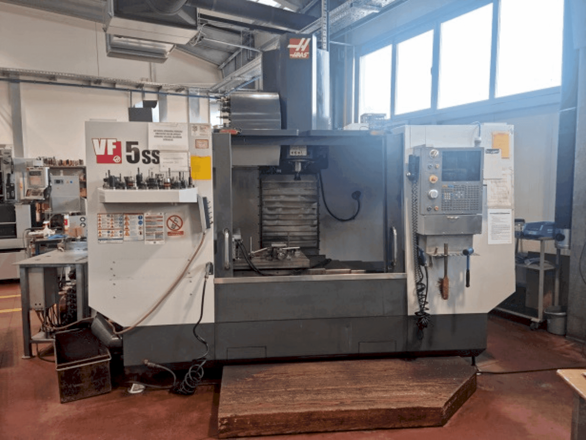 Prikaz stroja HAAS VF-5SS sprijeda