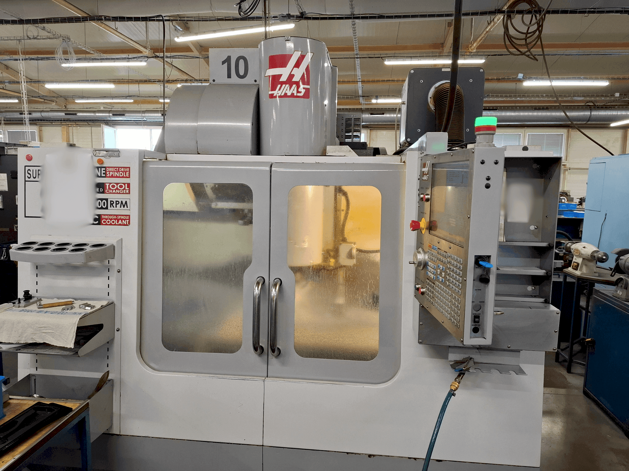 Prikaz stroja HAAS VF-2SSHE sprijeda
