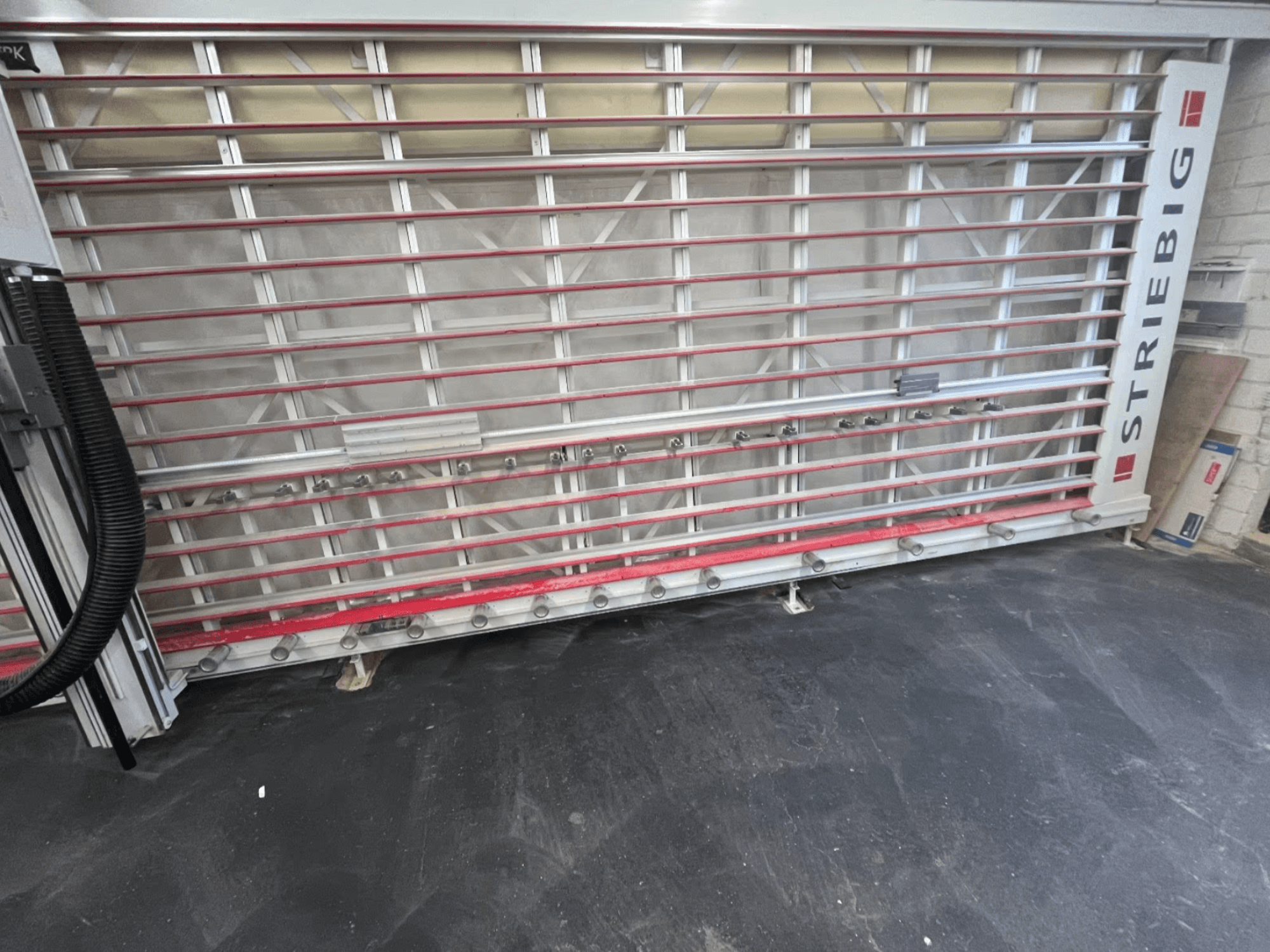 STRIEBIG Standart II TKR 6220A pločasta pila gledana sprijeda; ima metalni okvir s crvenim vodilicama i komponentama za rezanje.