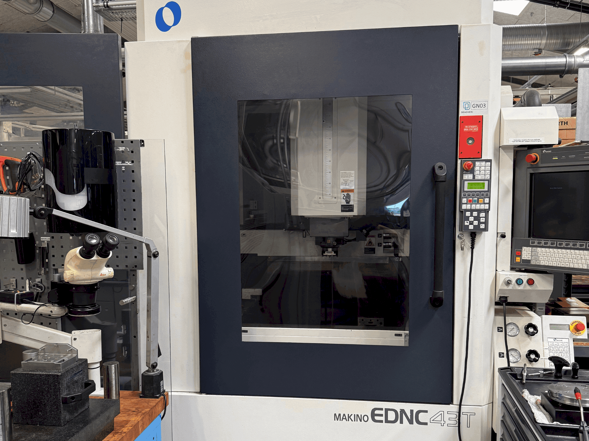 Prikaz stroja Makino EDNC 43T incl. Erowa Robot 120 pcs sprijeda