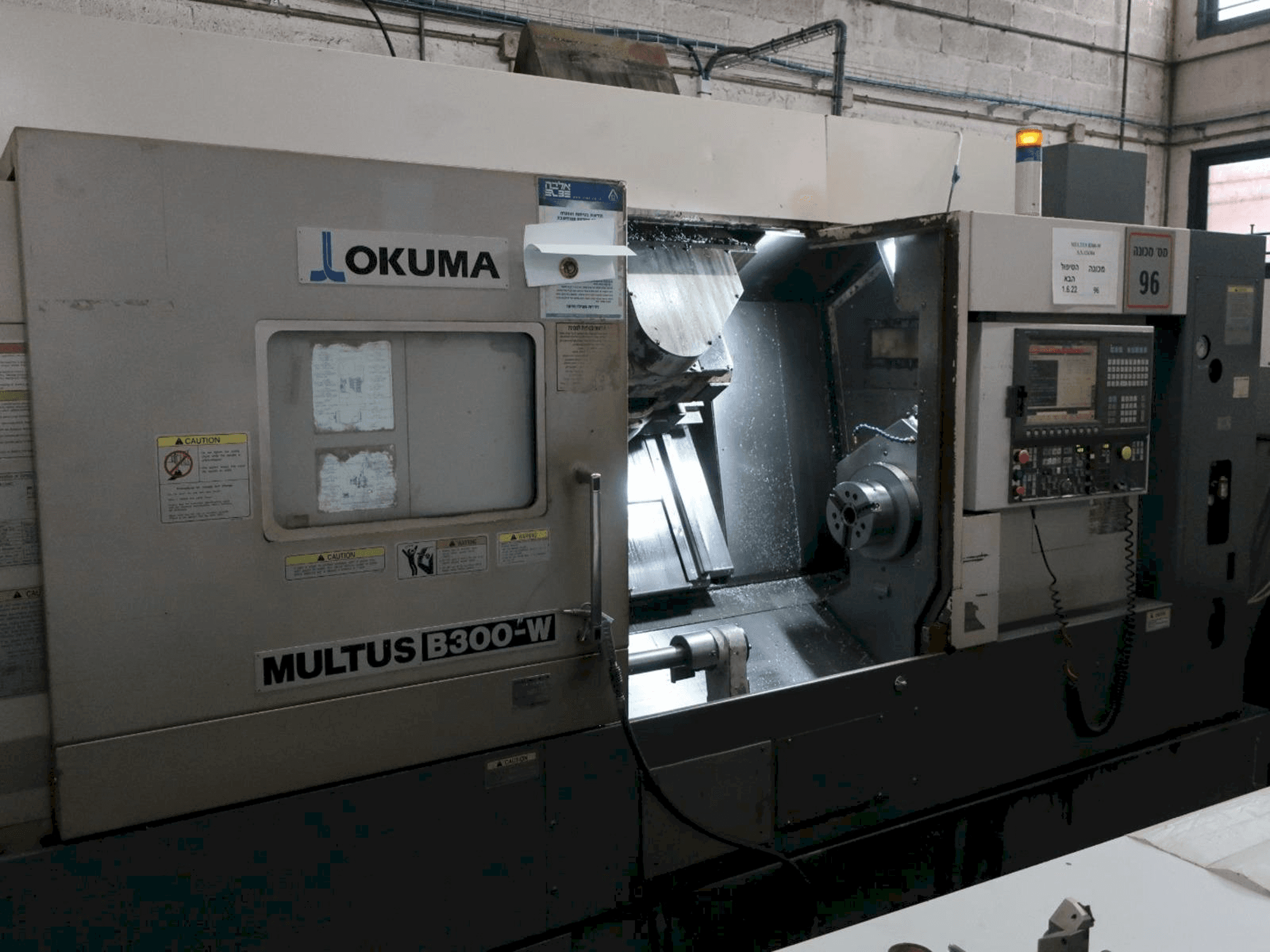 Prikaz stroja Okuma MULTUS B300-W sprijeda