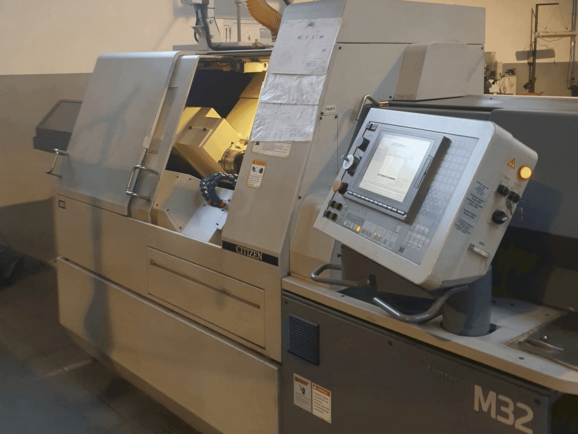 Prikaz stroja Citizen M32 sprijeda