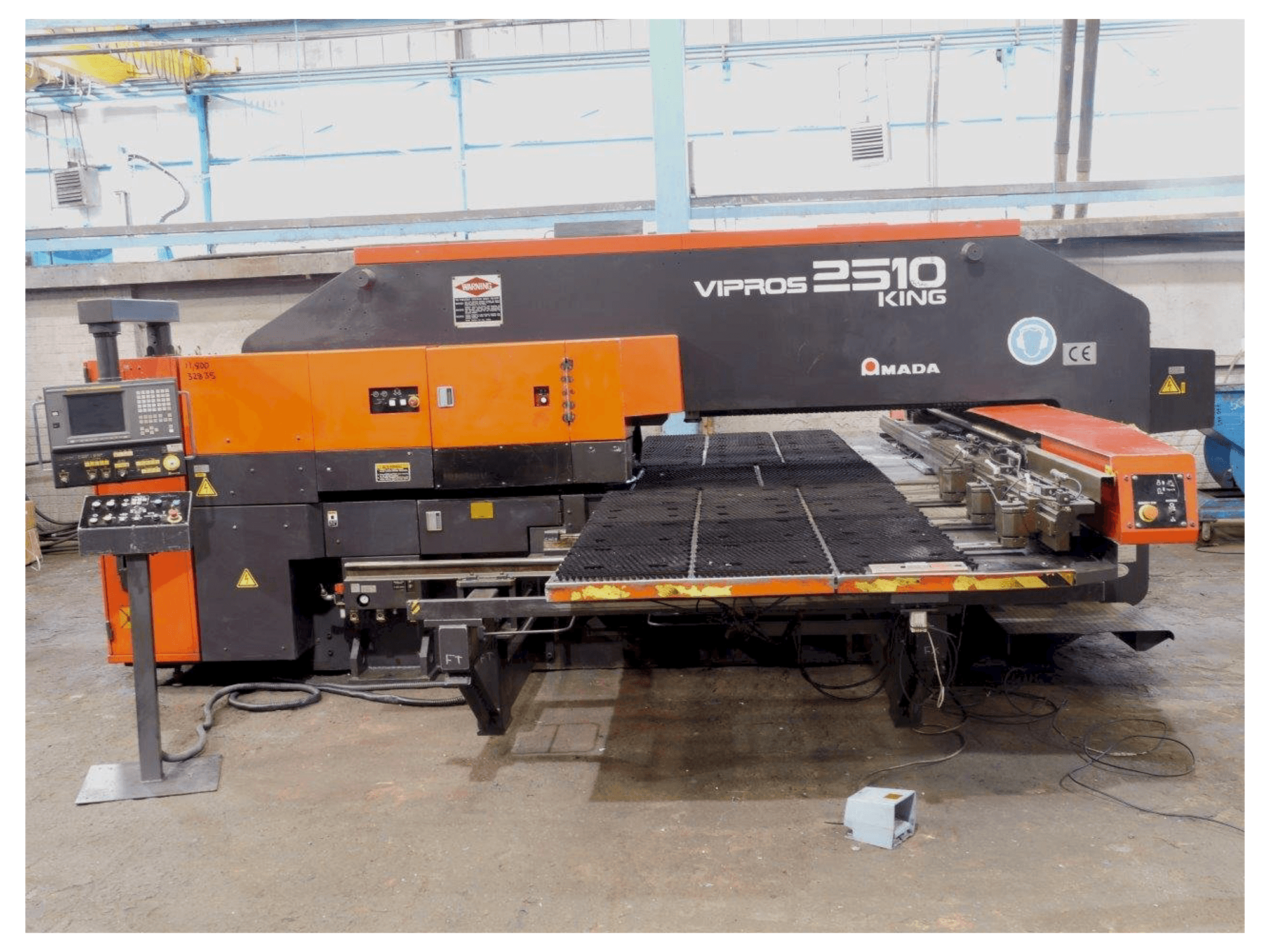 Prikaz stroja AMADA Vipros S2510 sprijeda