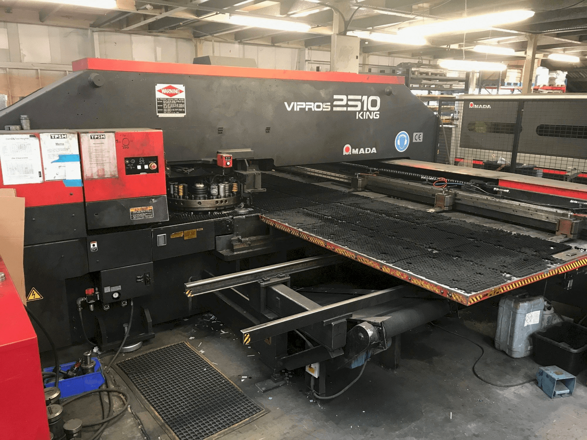 Prikaz stroja AMADA VIPROS 2510 KING sprijeda