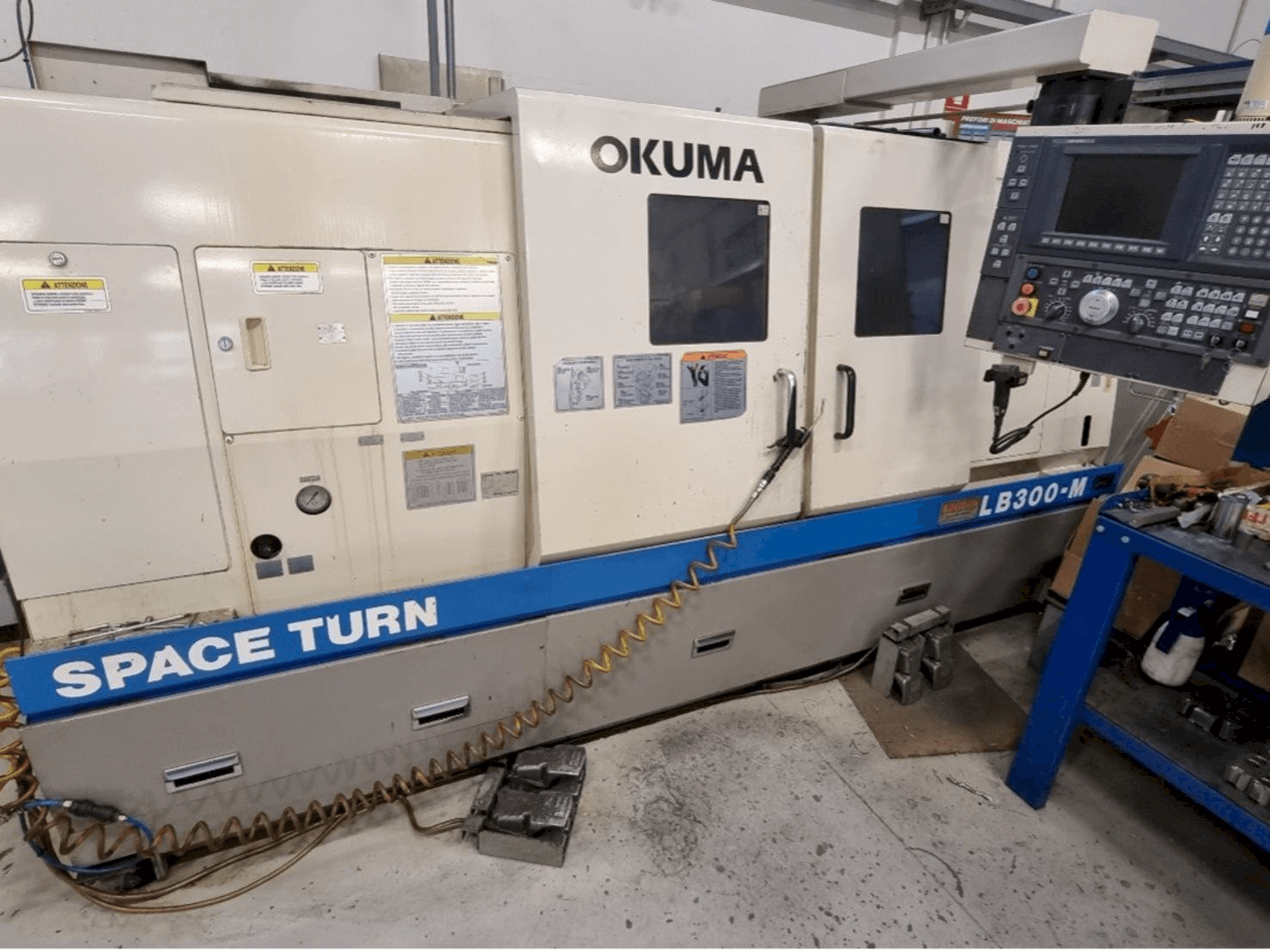 Prikaz stroja Okuma LB 300M sprijeda