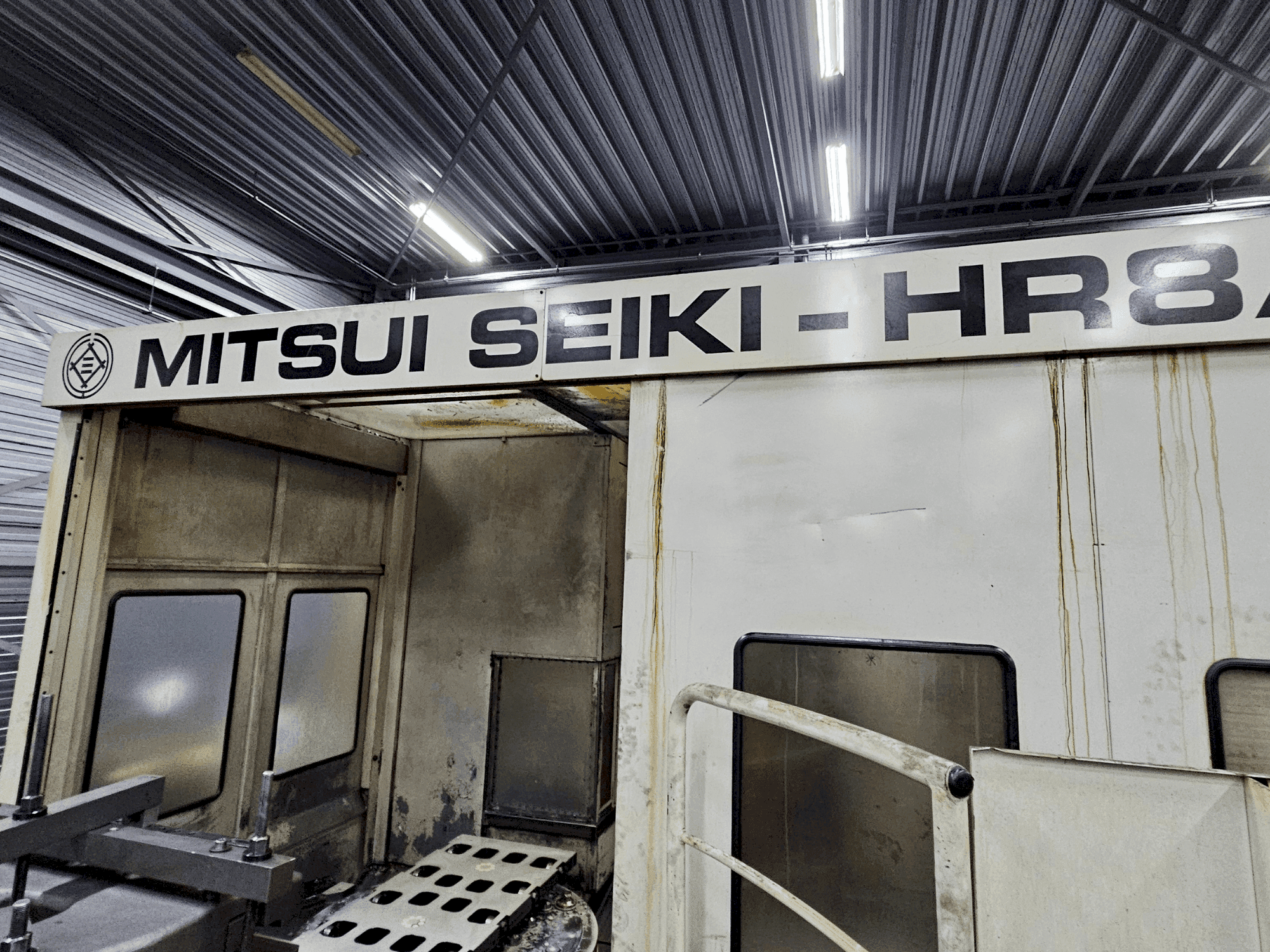 Prikaz stroja Mitsui Seiki HR8A sprijeda