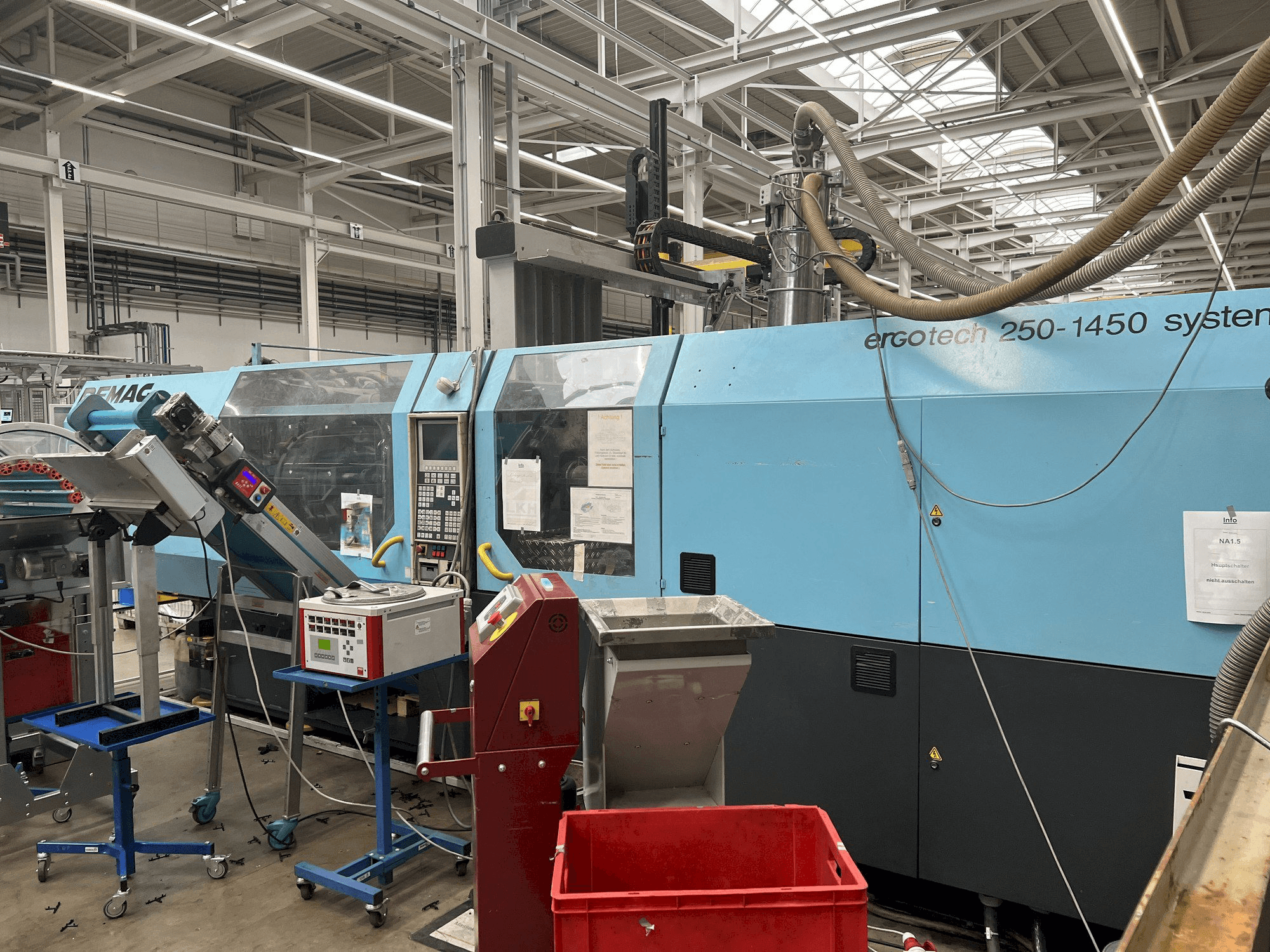 Prikaz desne strane stroja DEMAG 250-1450