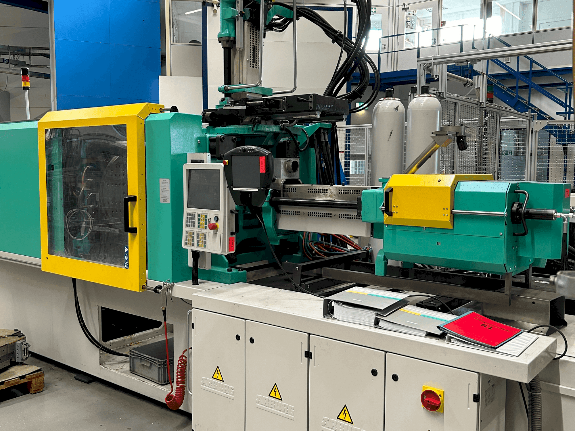 Prikaz stroja Arburg 570S 2200-400/170 sprijeda