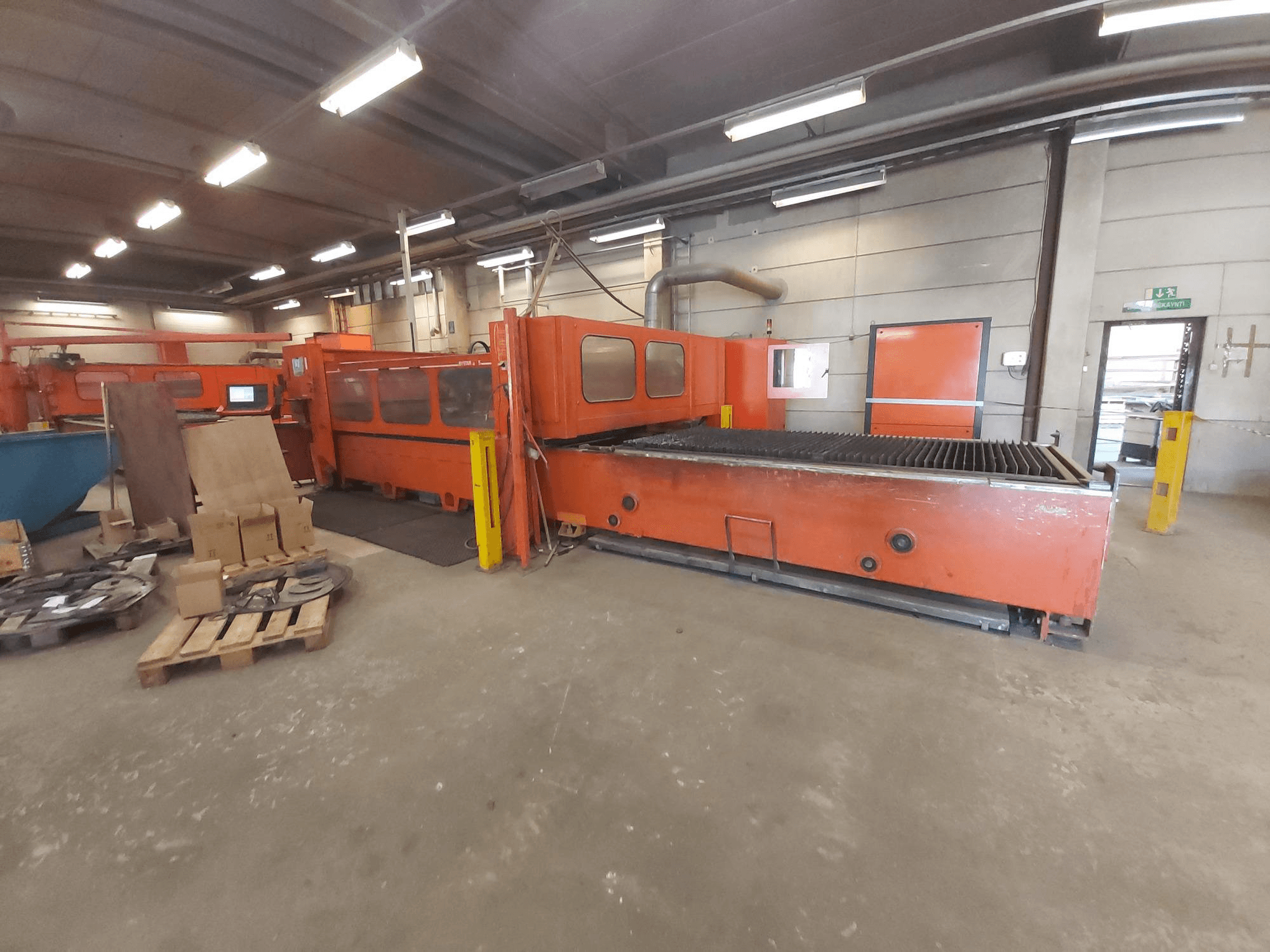 Prikaz stroja Bystronic BTL 3015 sprijeda