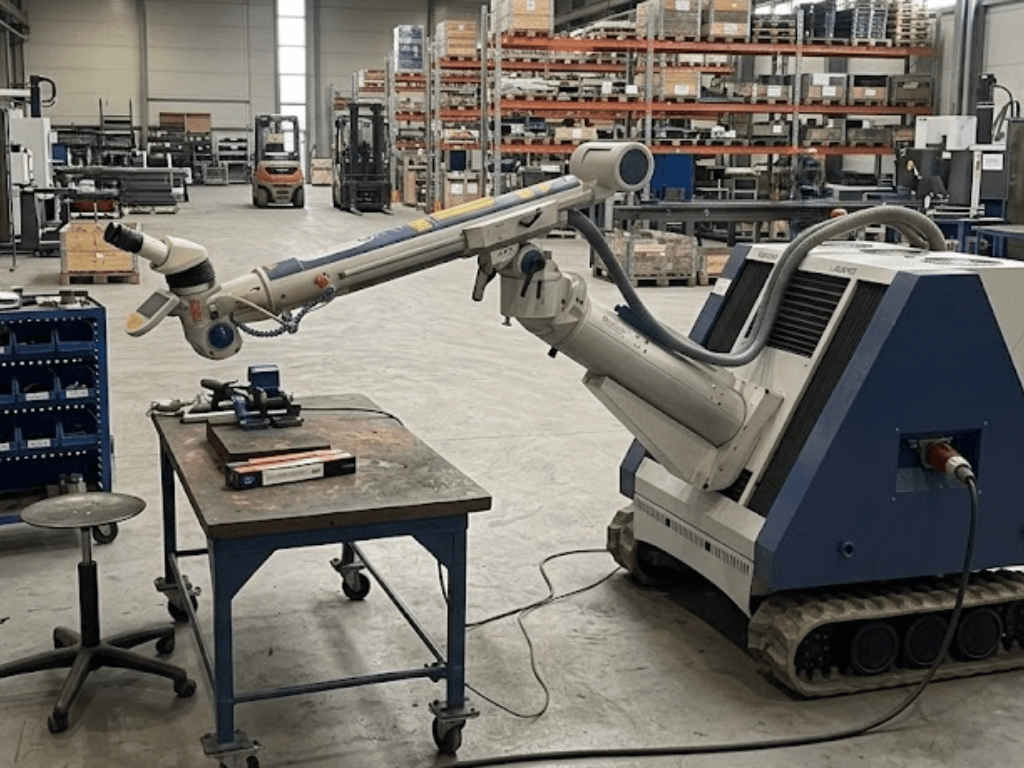 ALPHA LASER ALFlak300 M alatni stroj u radionici s robotskom rukom, prednji pogled koji prikazuje precizno podešavanje na radnom stolu.