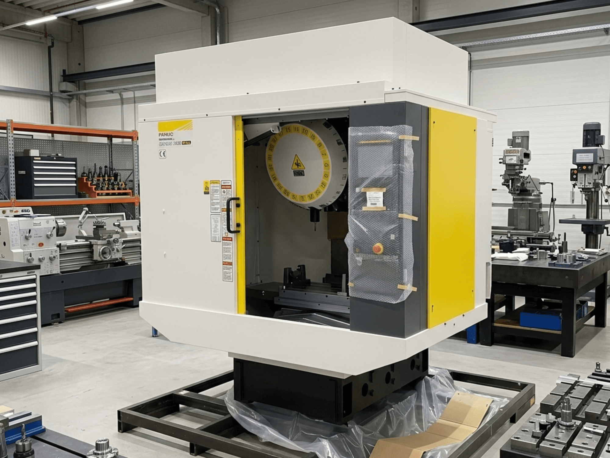 FANUC Robodrill Alpha D21LIB5 Plus vertikalni obradni centar u bočnom pogledu, s prikazom upravljačke ploče i radnog područja.