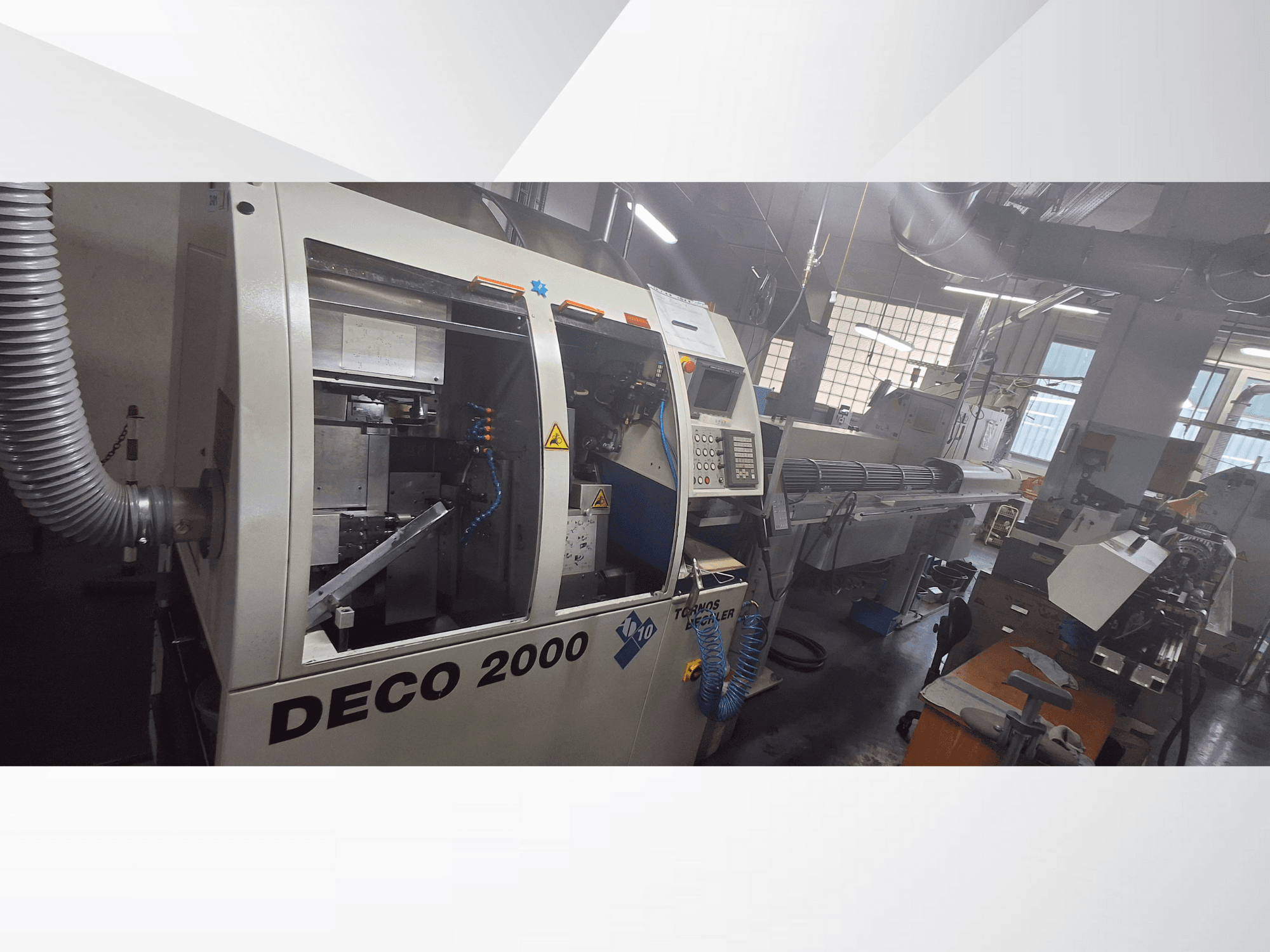 DECO 2000 CNC stroj u radionici, pogled sprijeda, s desne strane prikazane su kontrole i postava dugog obratka.