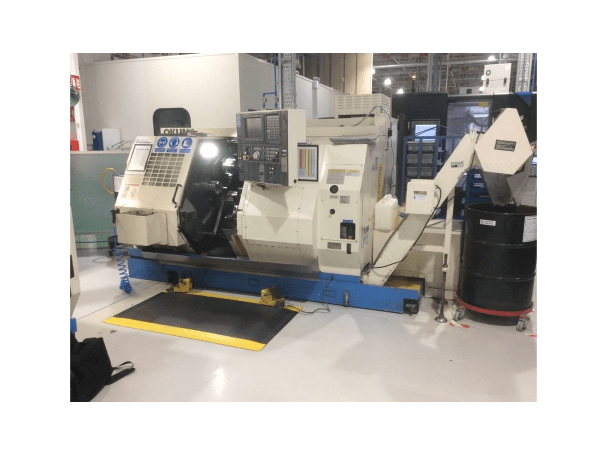 Prikaz stroja Okuma LT 10 sprijeda