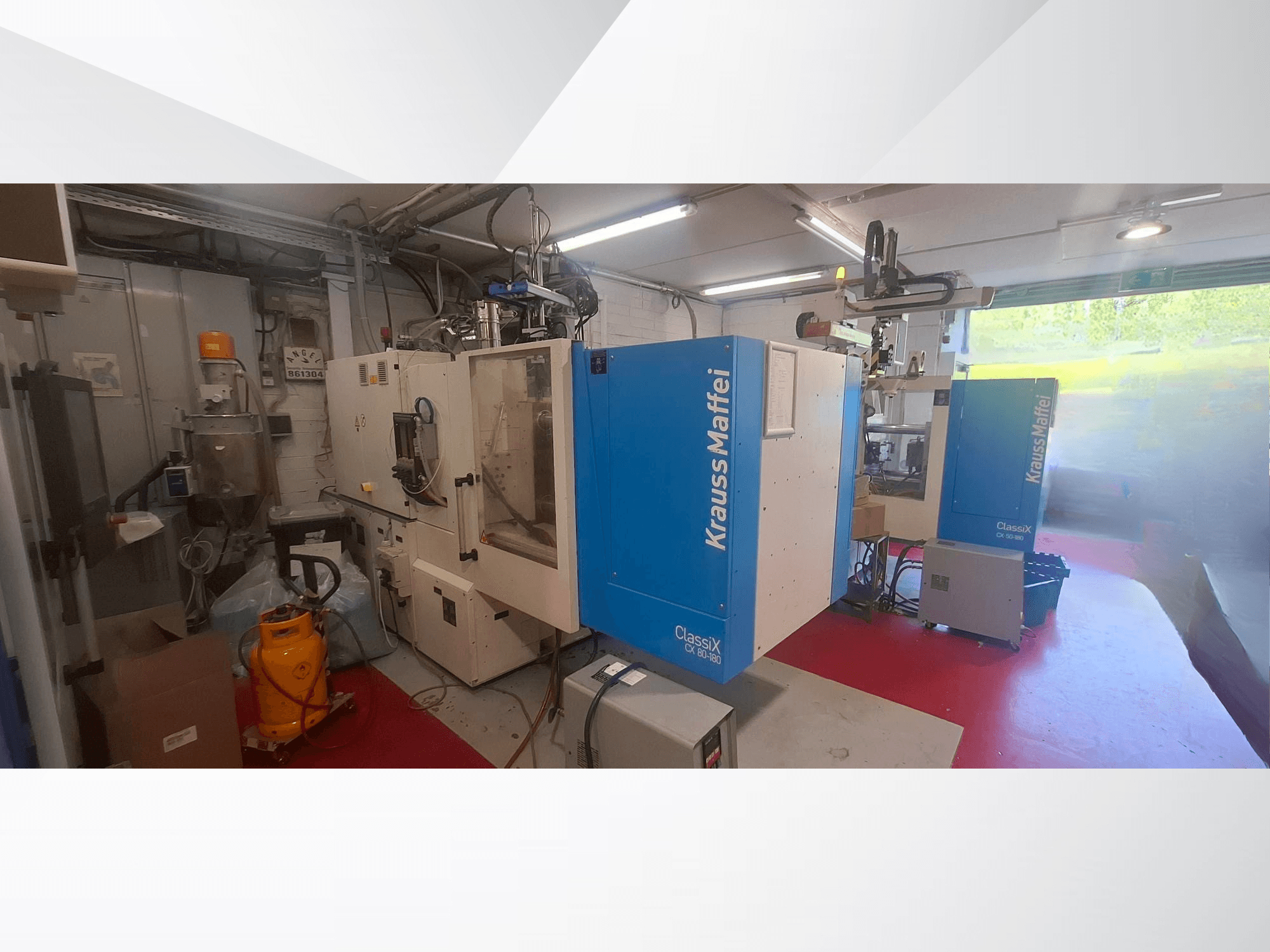 Krauss Maffei CX 80-180 hidraulički stroj za brizganje plastike, prednji pogled, u industrijskom okruženju s opremom koja ga okružuje.