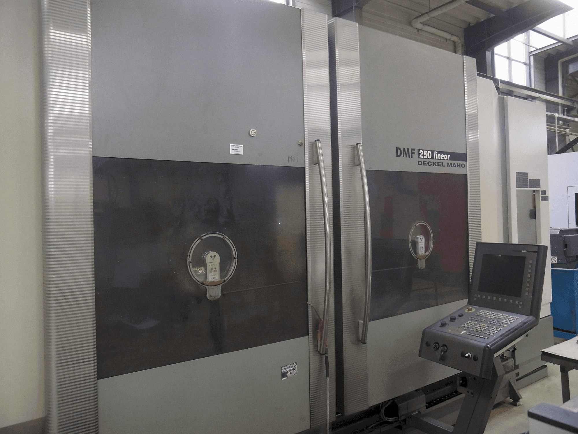 Prikaz stroja DECKEL MAHO DMF 250 linear sprijeda