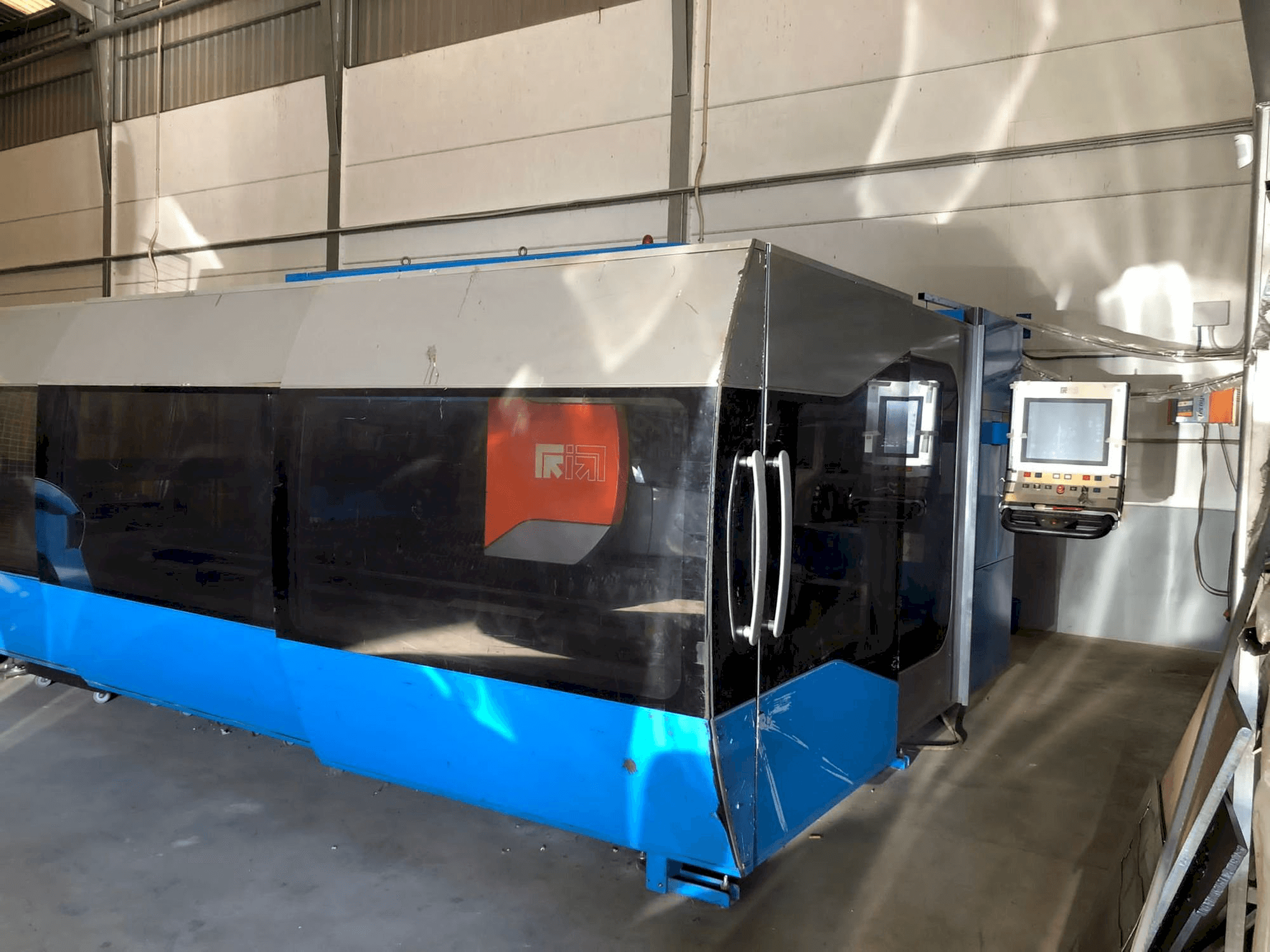 Prikaz stroja Prima Power Zaphiro sprijeda