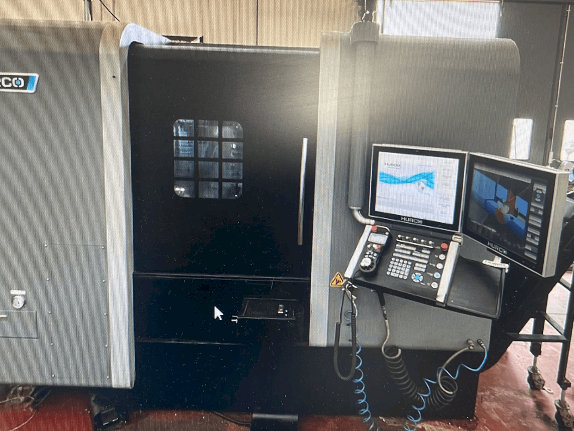 Prikaz stroja Hurco TMX8MYSi sprijeda