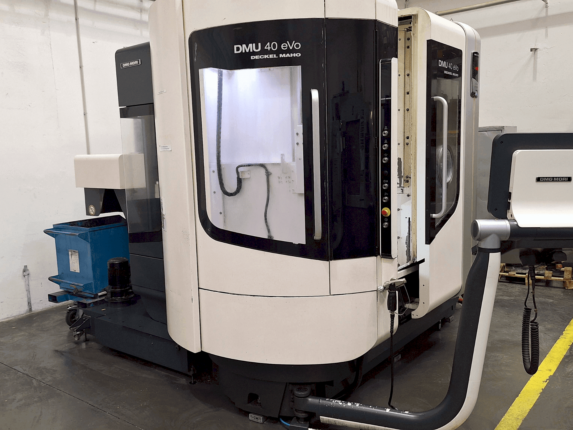 Prikaz stroja DMG MORI DMU 40 eVo sprijeda