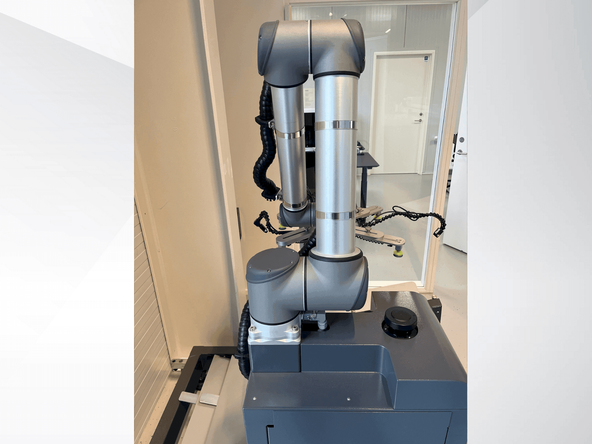 Prikaz stroja Universal Robots UR10 sprijeda