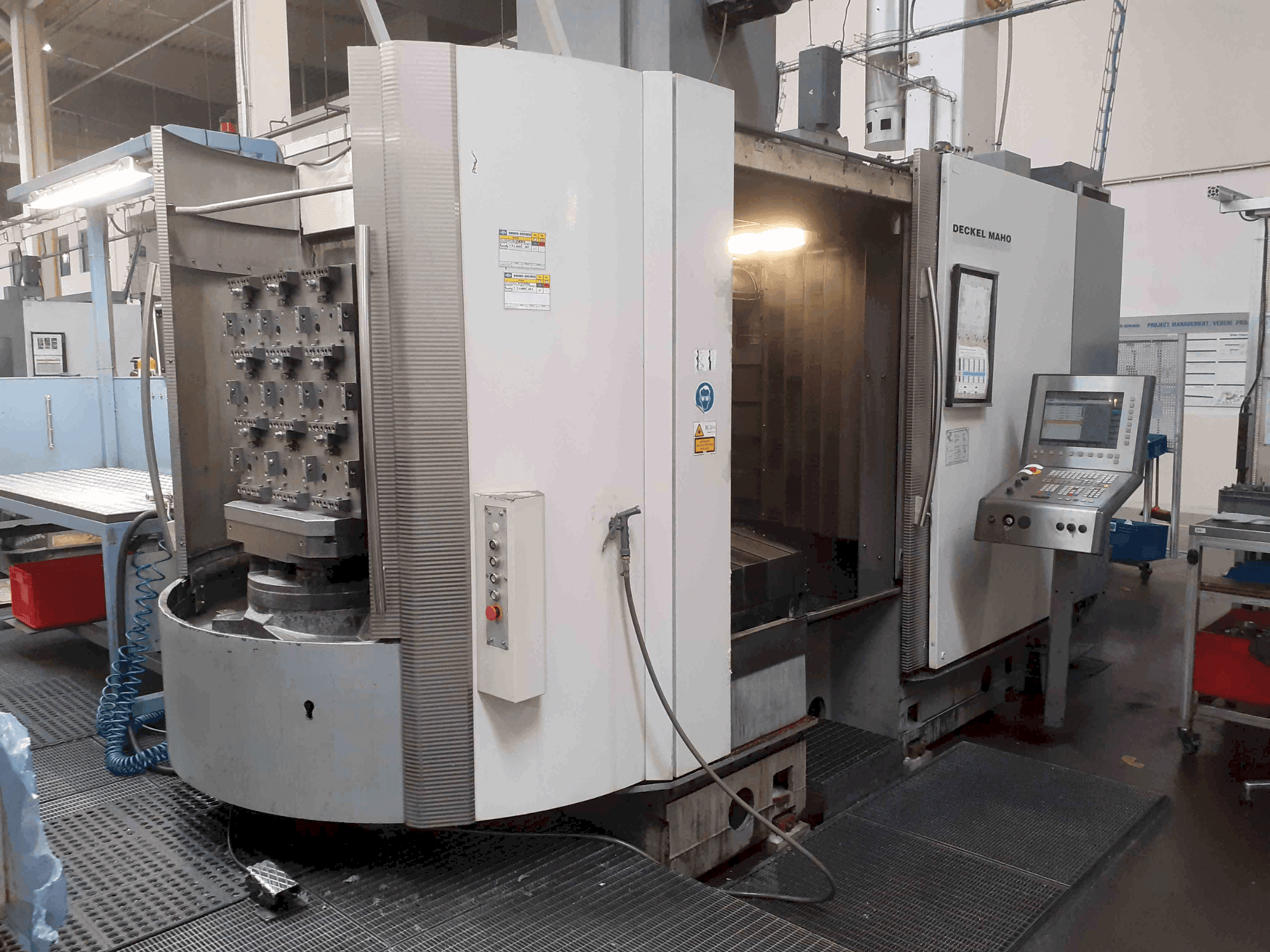Prikaz stroja DECKEL MAHO DMC 80 H sprijeda
