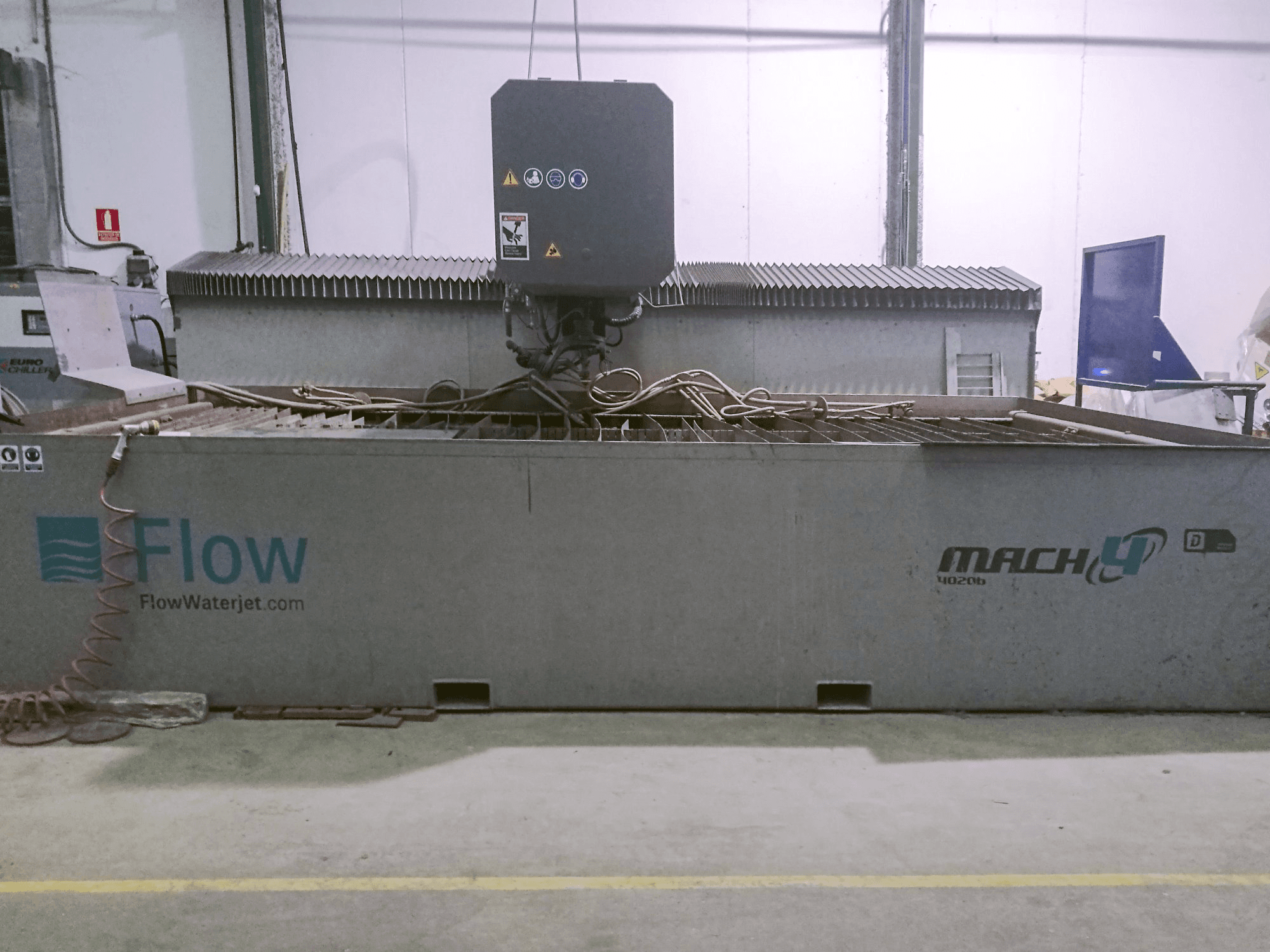 Prikaz stroja Flow Mach4 4020b sprijeda