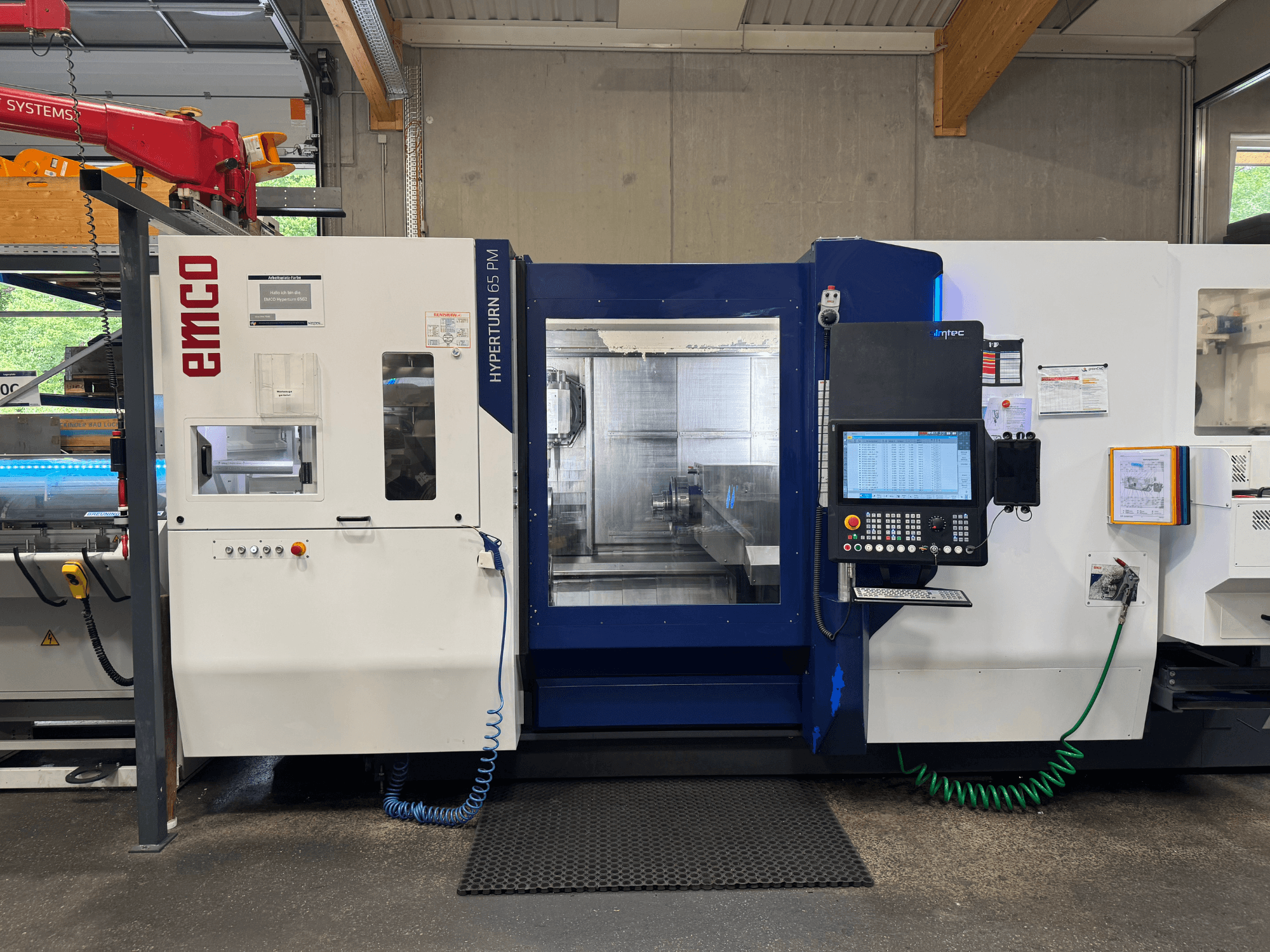 Stroj EMCO Hyperturn 65 PM, prednji pogled, prikaz upravljačke ploče, područja vretena i operativnih značajki.