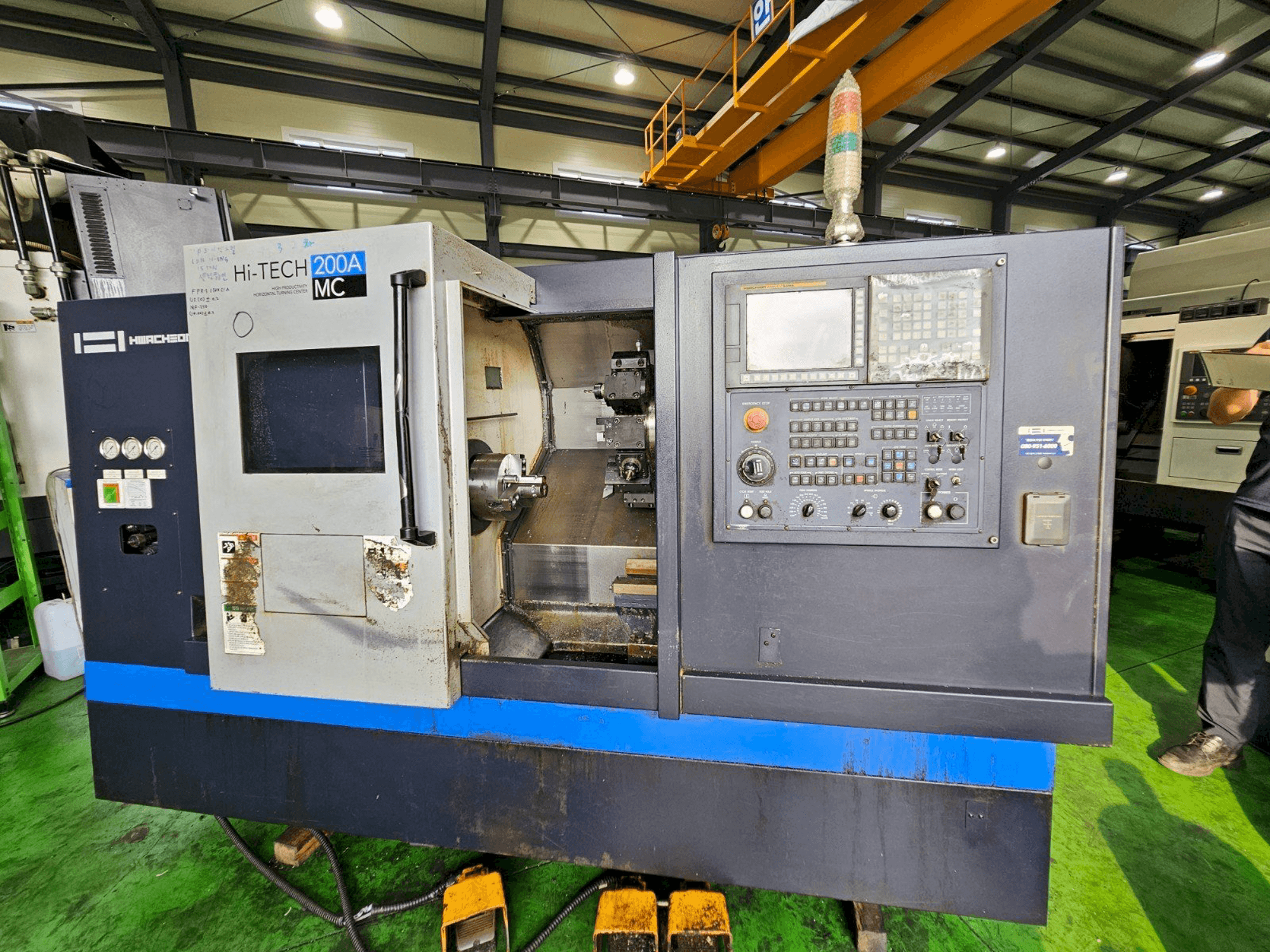 Prikaz stroja HWACHEON Hi-Tech 200A MC sprijeda