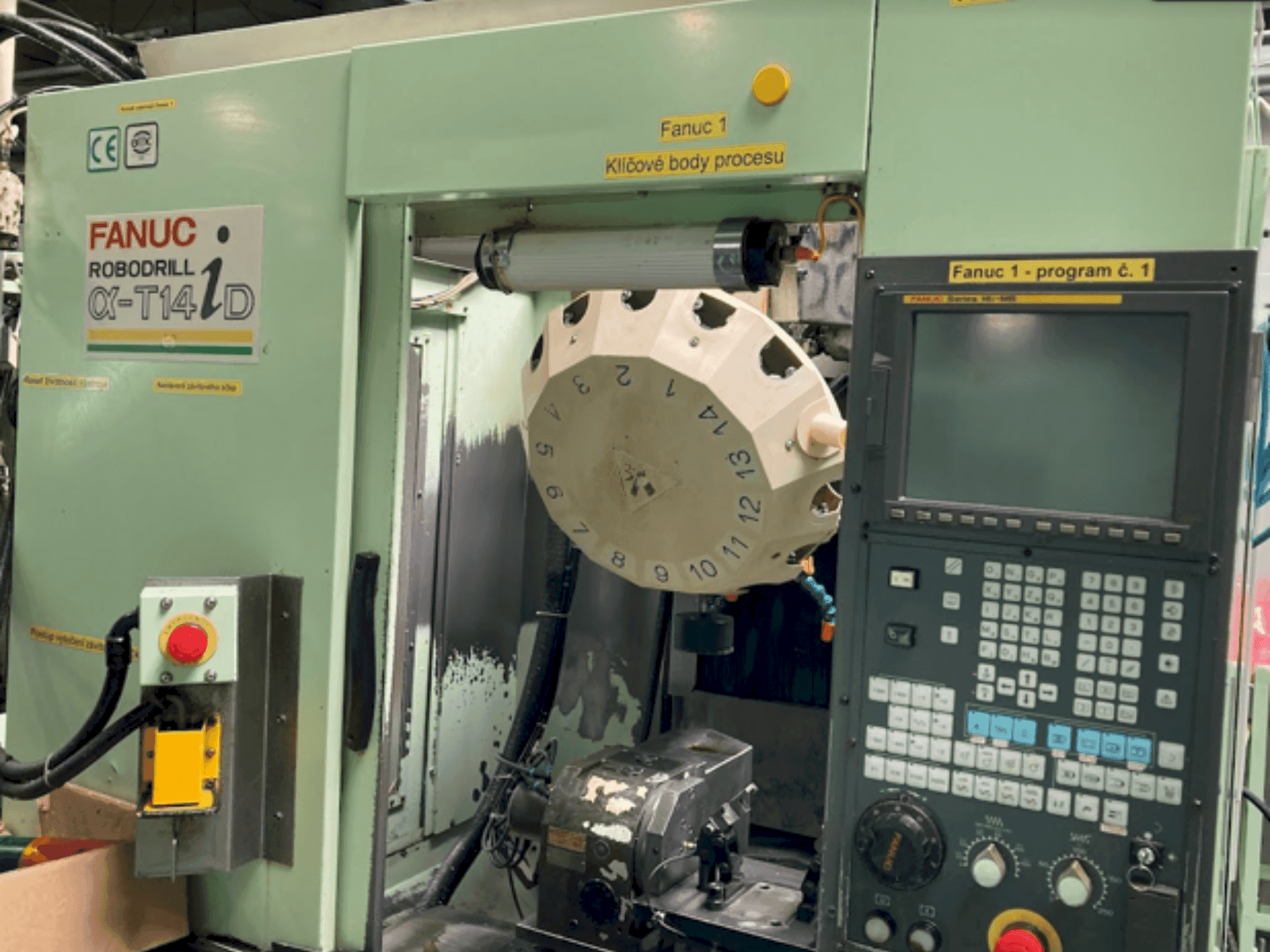 Prikaz stroja FANUC Robodrill Alpha-T14 iD sprijeda
