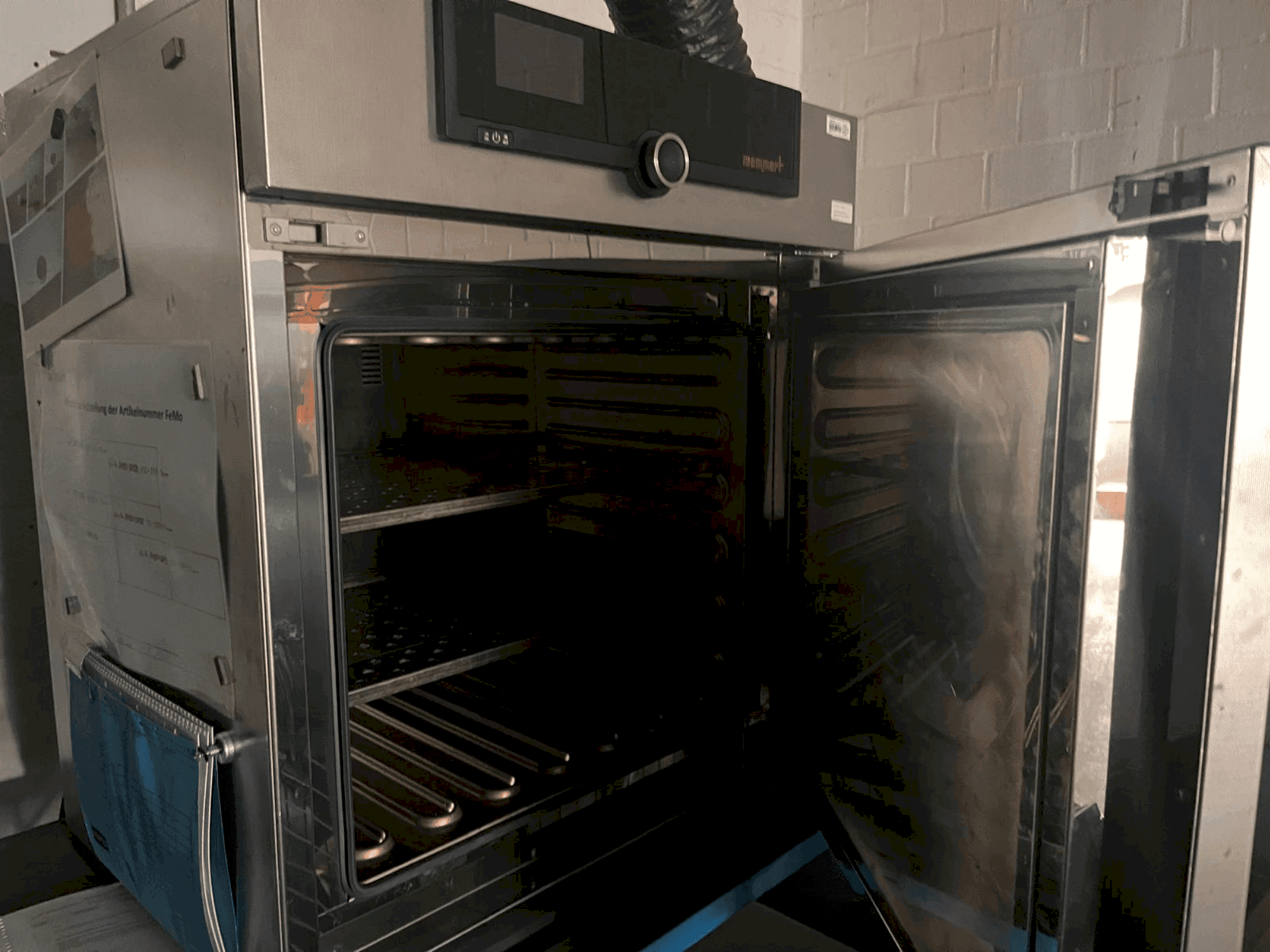 Prikaz stroja MEMMERT UN110 sprijeda