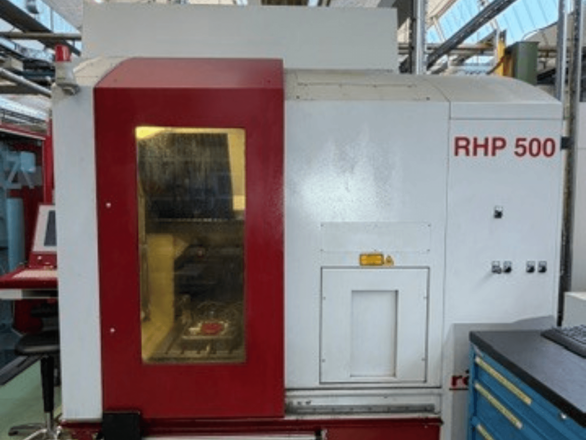 Vertikalni obradni centar Röders TEC RHP 500, prednji pogled, s prikazom upravljačke ploče i prozirnog prozora koji otkriva unutrašnjost.