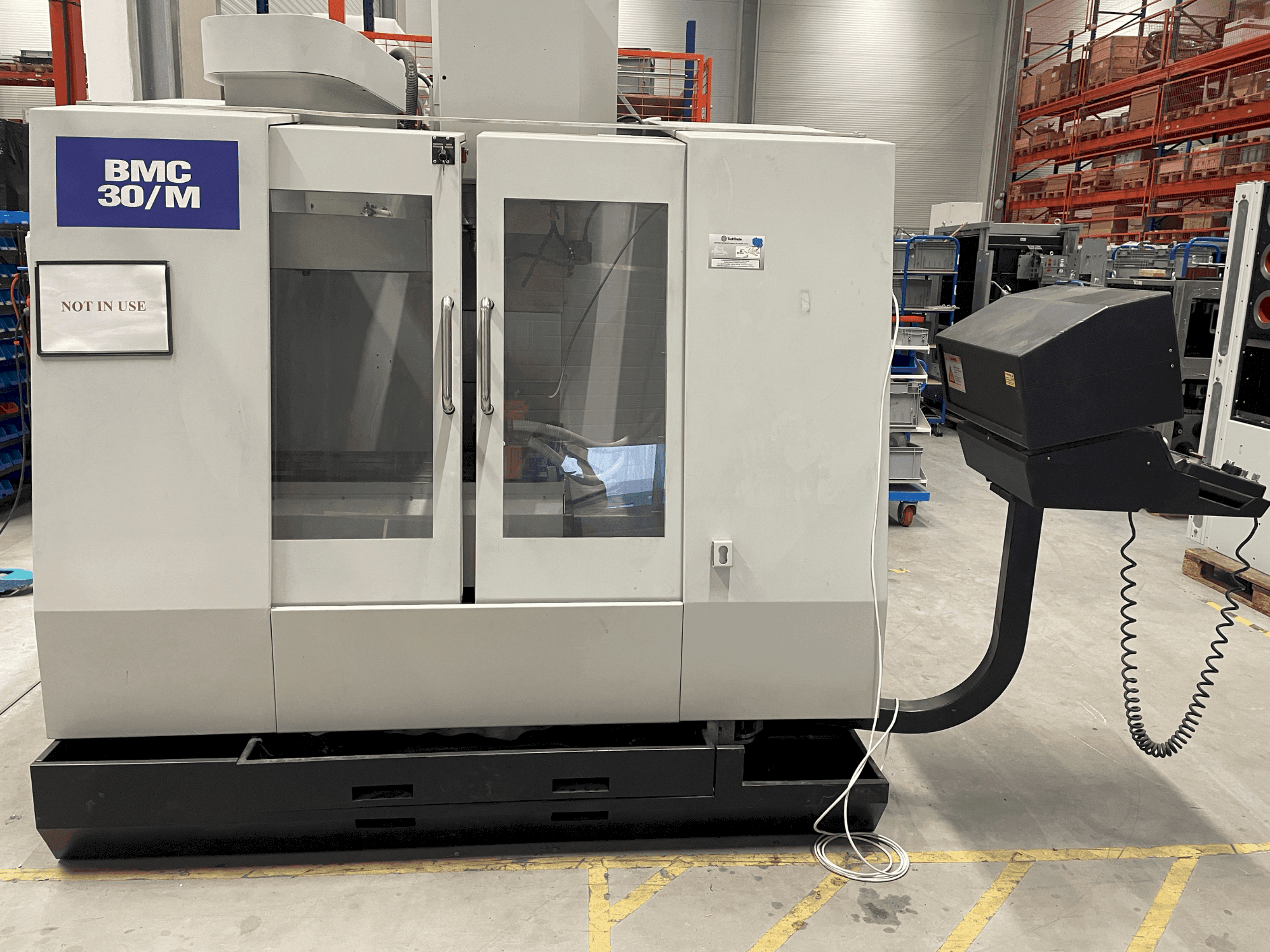 Prikaz stroja Hurco BMC-30M sprijeda