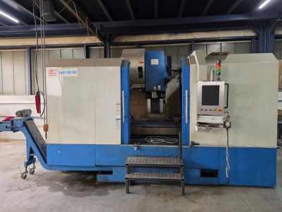 Vertikalni obradni centar KNUTH X-MILL 1500 CNC, bočni pogled, sadrži upravljačku ploču, stepenice i izlazni transporter.
