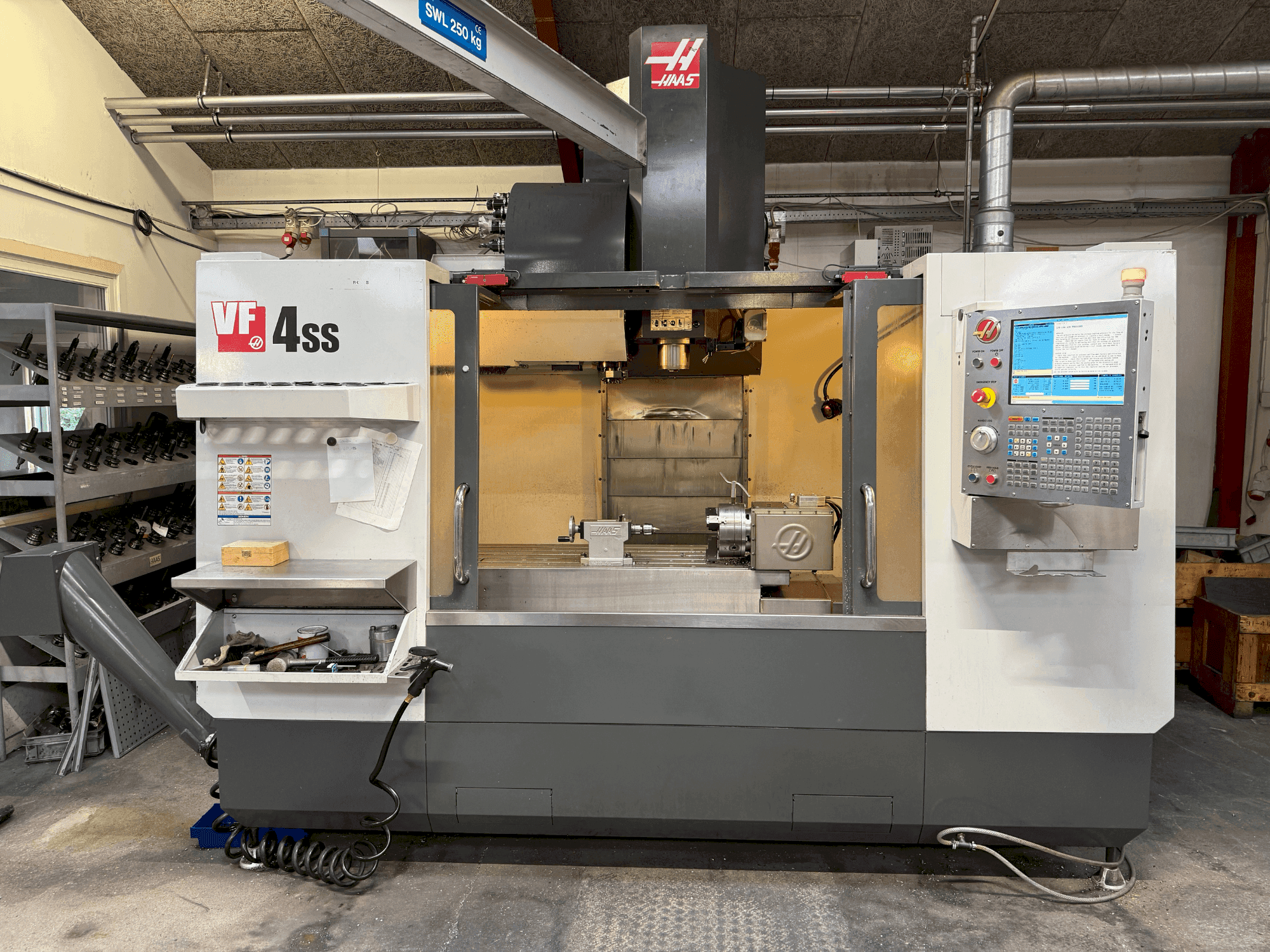 Prikaz stroja HAAS VF-4SS sprijeda