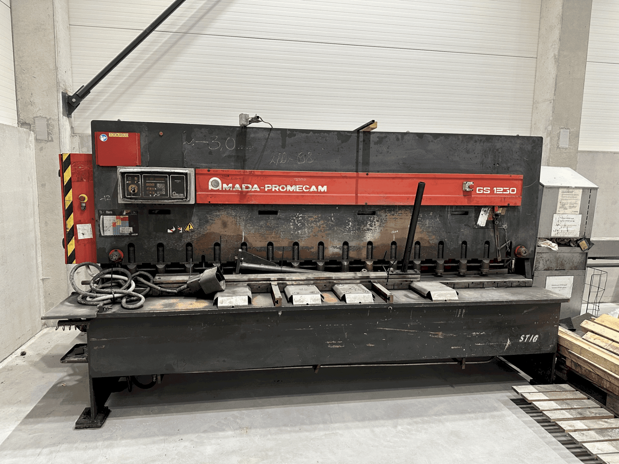 Prikaz stroja AMADA Promecam GS1230 sprijeda