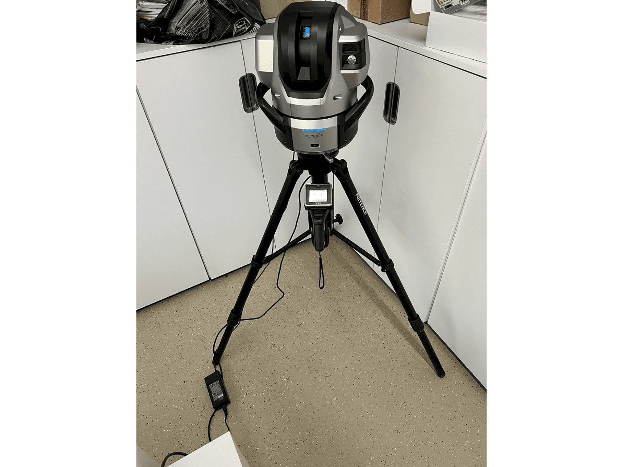 Prikaz stroja KEYENCE WM-C3000 sprijeda