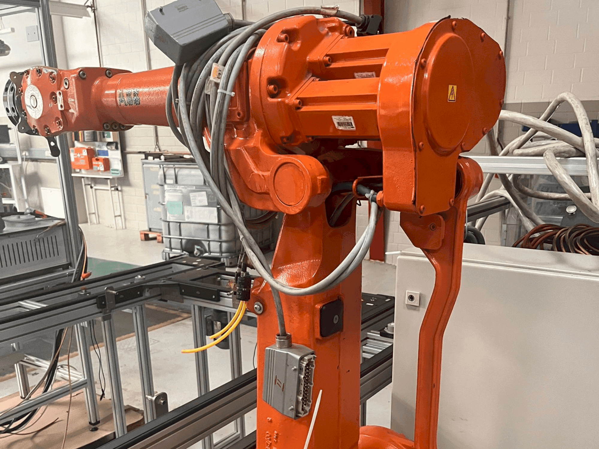 Prikaz stroja ABB IRB 2400 M2004 sprijeda