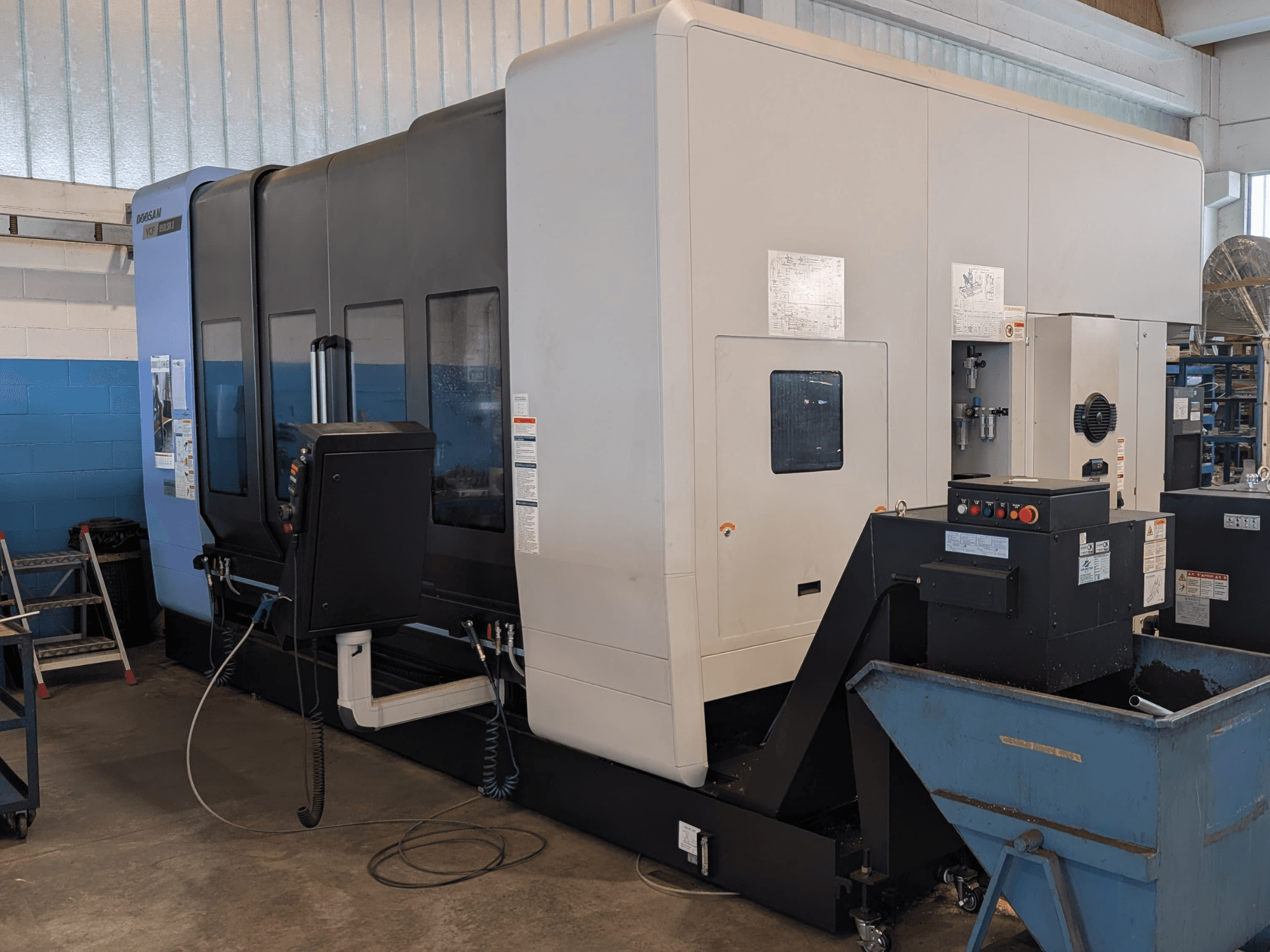 Vertikalni obradni centar DOOSAN VCF850LSR-II u bočnom pogledu, s prikazom upravljačke ploče, sustava hlađenja i čvrste konstrukcije.