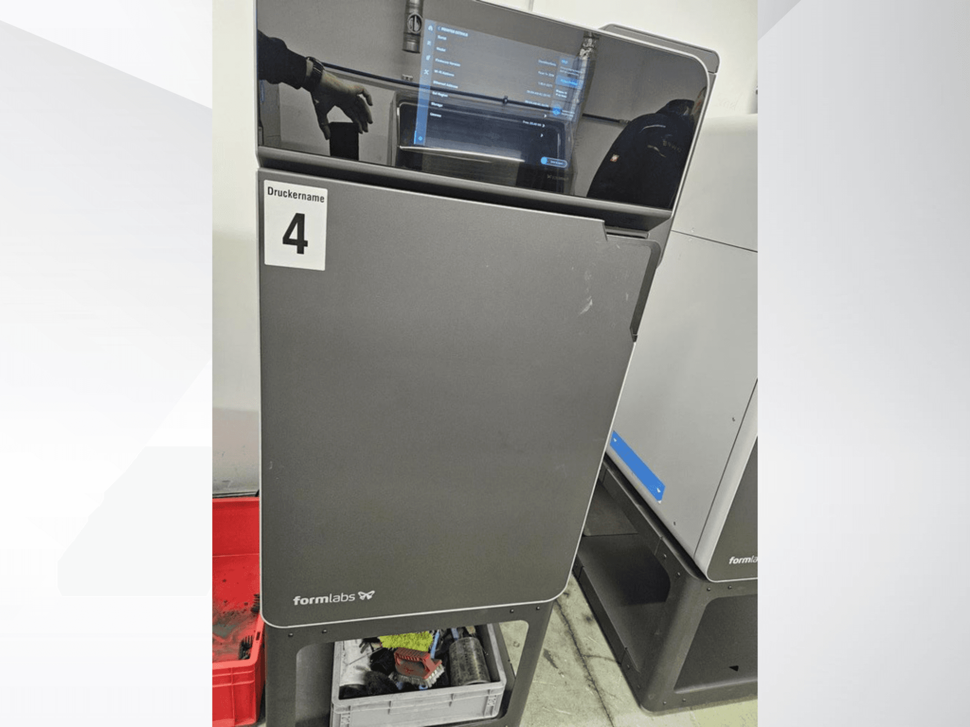 FORMLABS Fuse 1+ 30W plastični 3D printer, prednji pogled, zaslon osjetljiv na dodir i oznaka "Druckname 4".