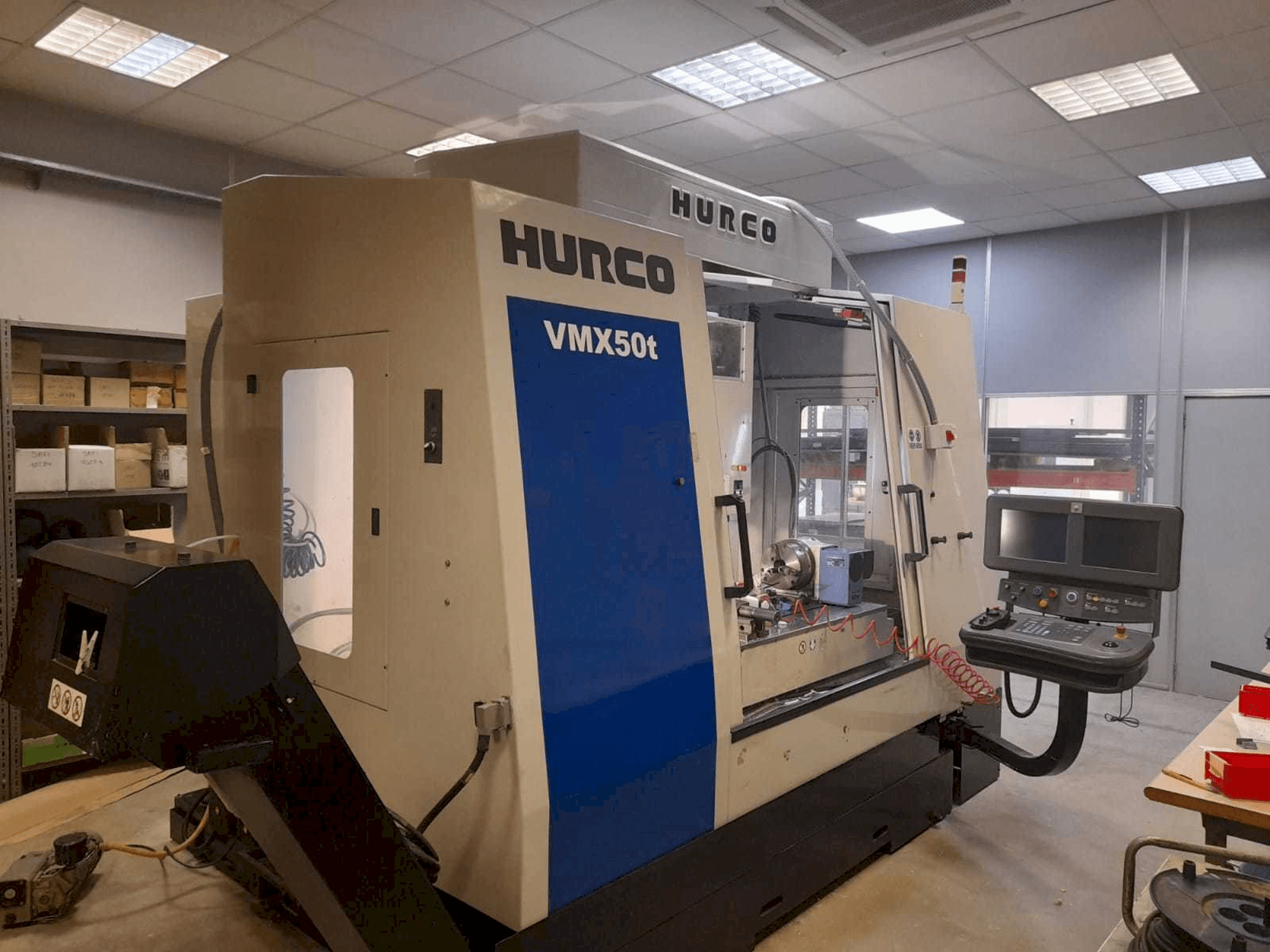 Prikaz stroja Hurco VMX50T sprijeda