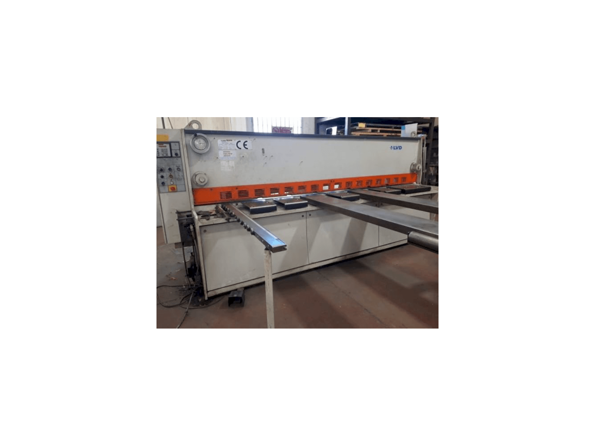 Prikaz stroja LVD LDR 3000mm x 6mm sprijeda