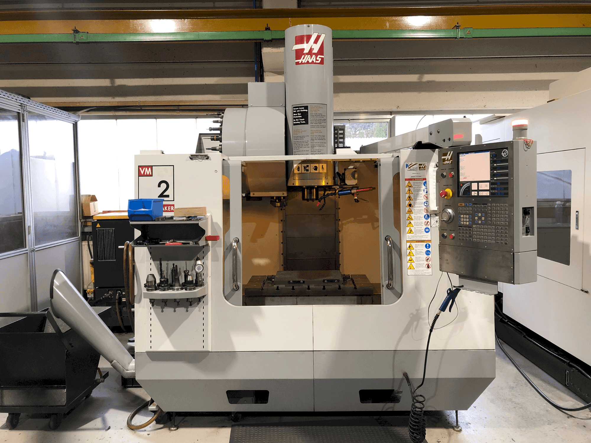Prikaz stroja HAAS VM-2HF sprijeda