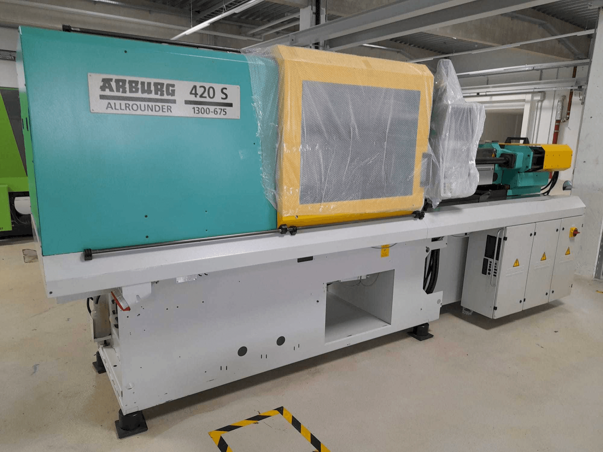 Prikaz stroja Arburg Allrounder 420S 1300-675 sprijeda