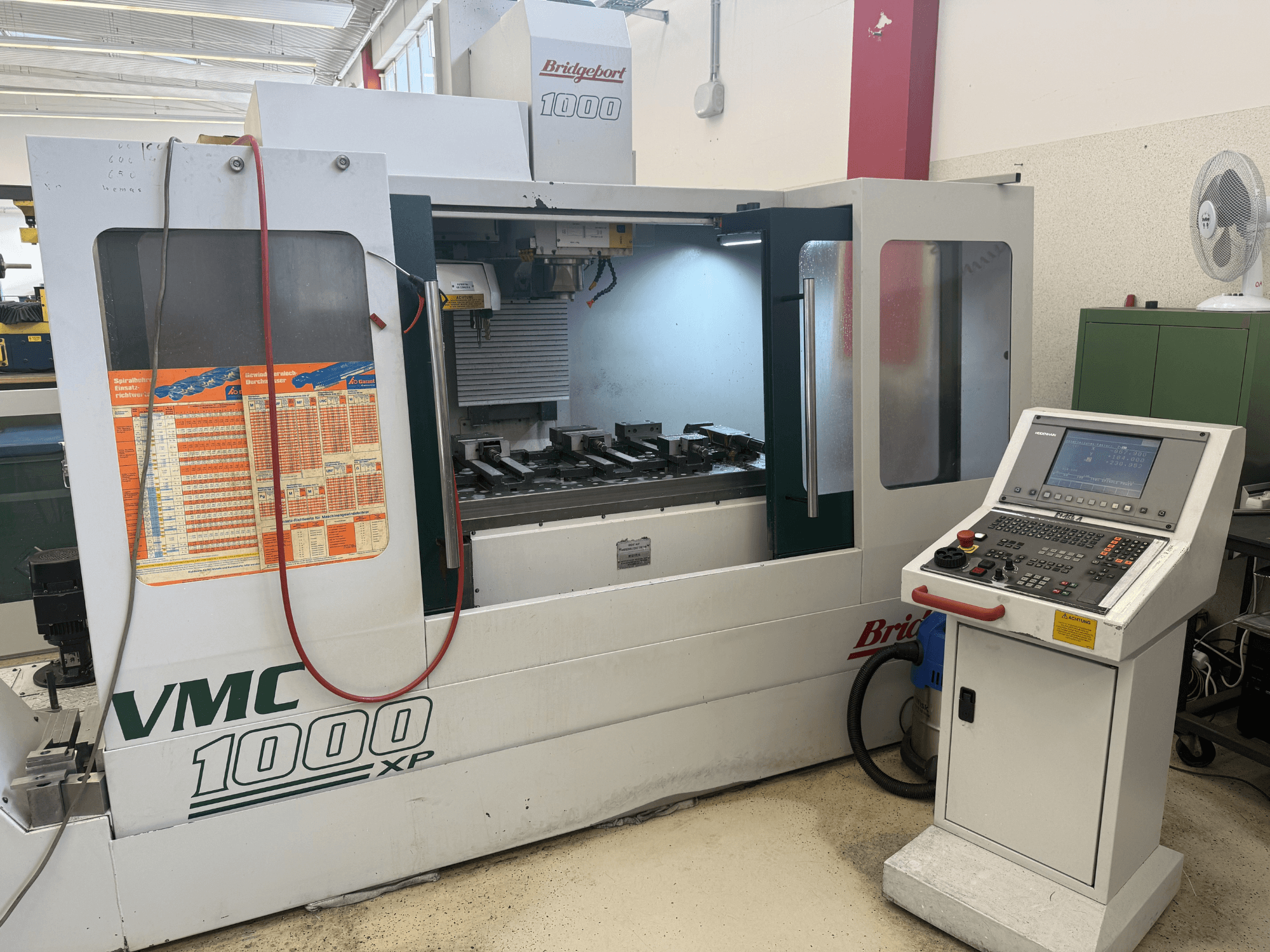 Prednji pogled na vertikalni obradni centar Bridgeport VMC 1000 XP, s prikazom kontrola, radnog prostora i nosača alata.