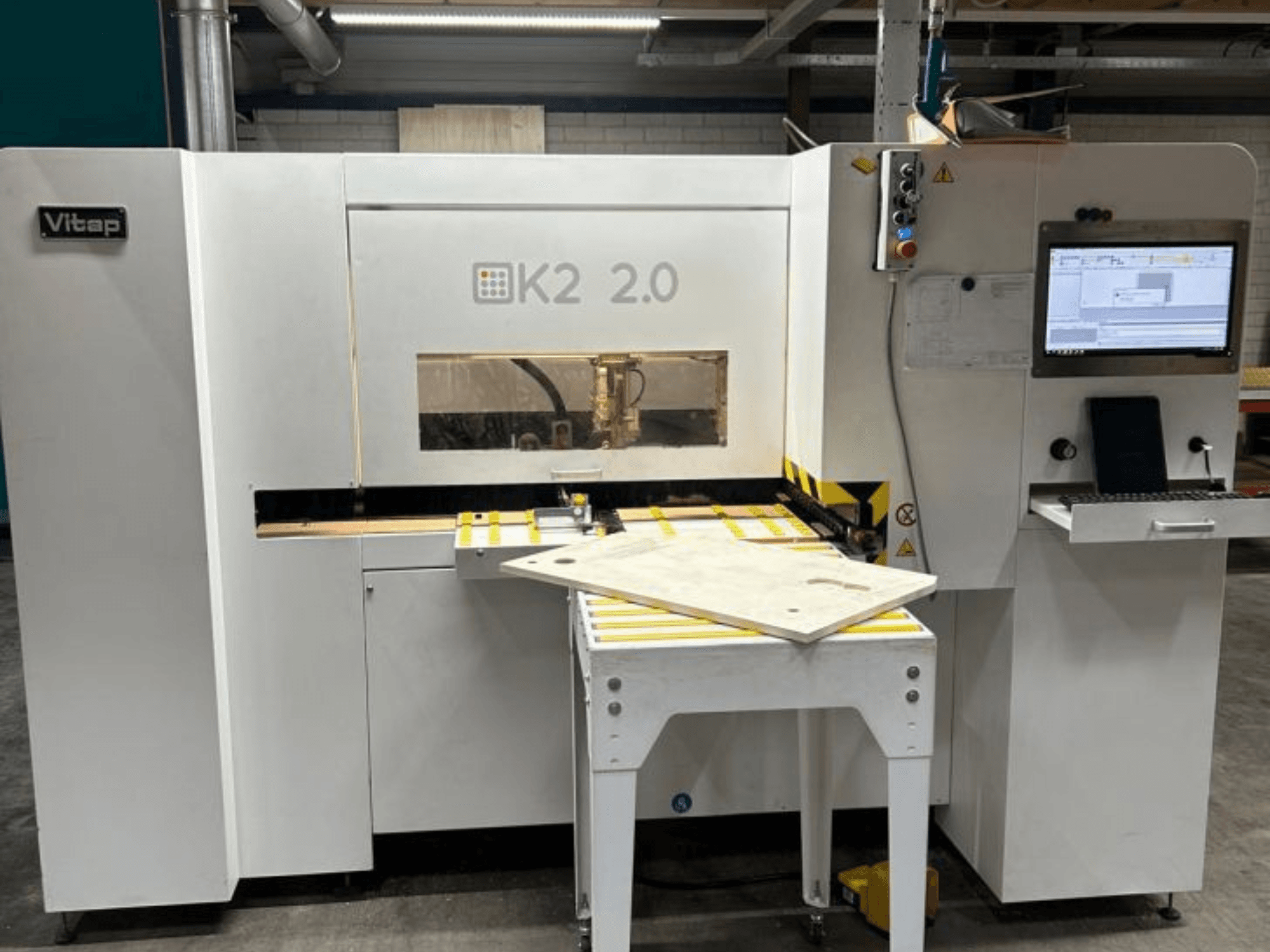 CNC obradni centar VITAP Point K2 2.0, prednji pogled, prikazuje upravljačku ploču, radnu površinu i sigurnosne značajke.