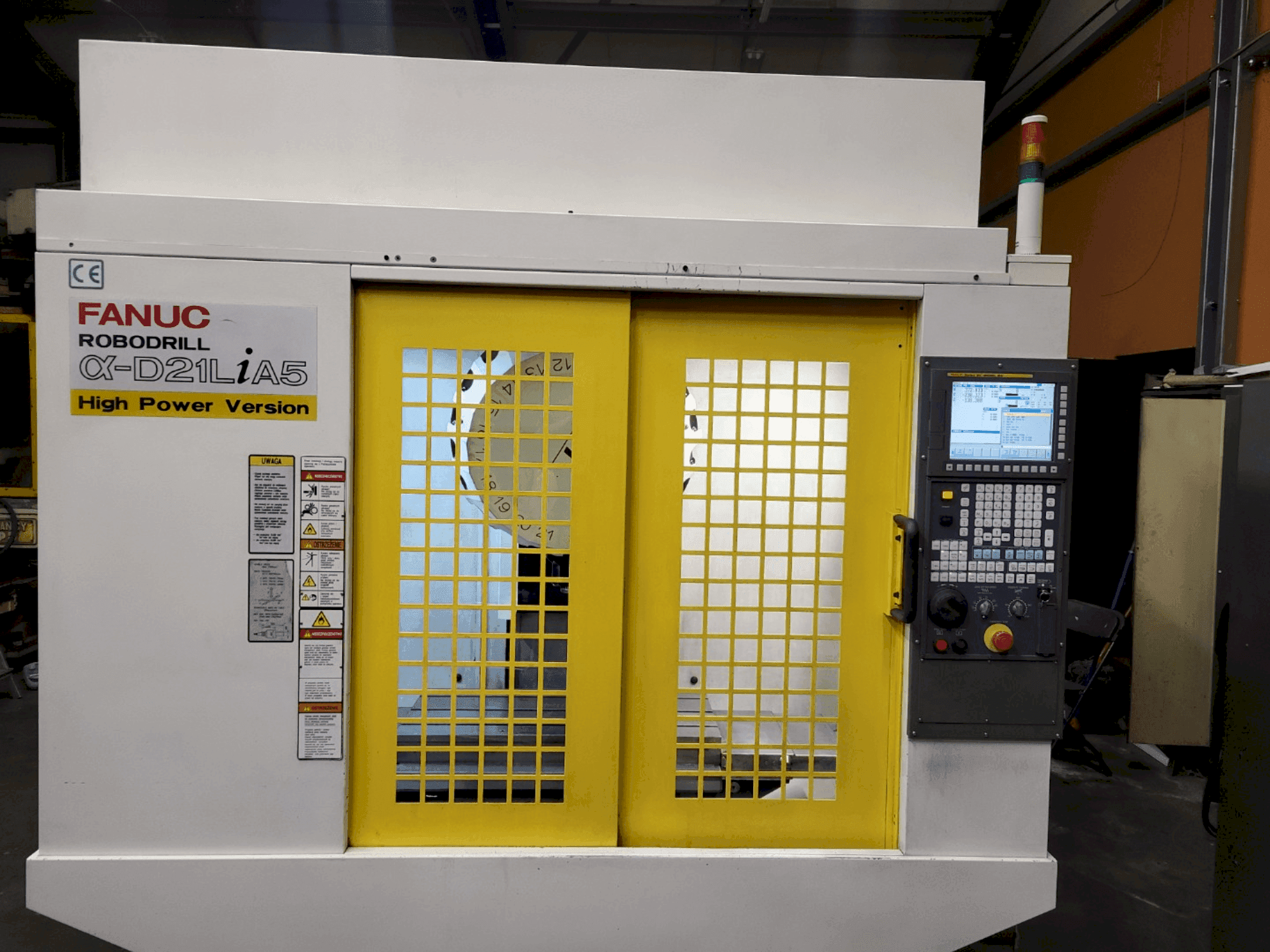Prikaz stroja FANUC Robodrill α-D21LiA5 sprijeda