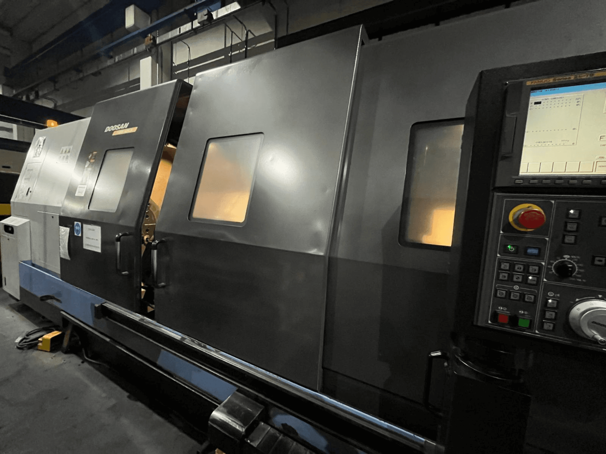 Doosan CNC tokarski stroj s prednje strane, s upravljačkom pločom i sučeljem za operatera s vidljivim digitalnim zaslonom i gumbima.