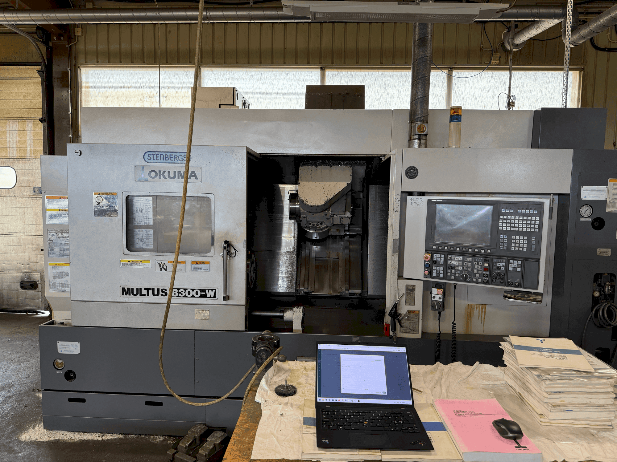 Prikaz stroja Okuma Multus B300-W sprijeda