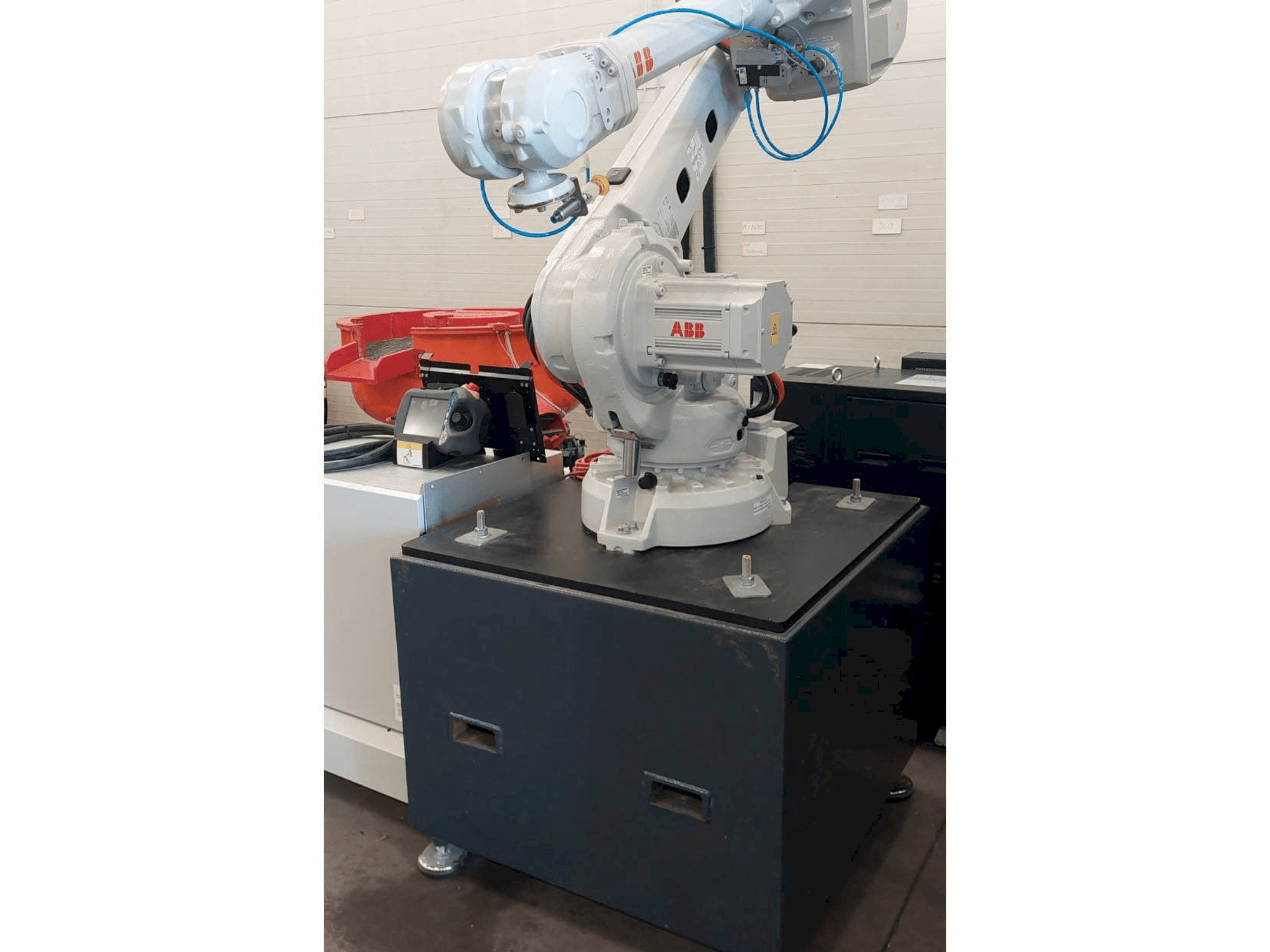 Prikaz stroja ABB IRB 4600 sprijeda