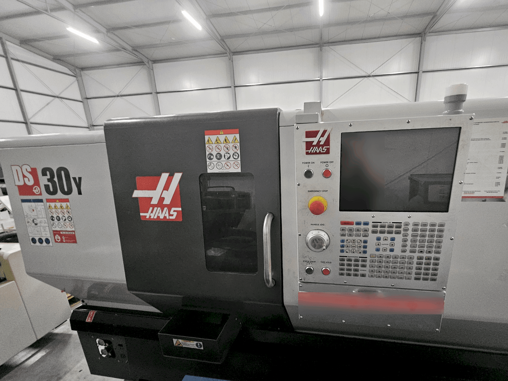 Prikaz stroja HAAS DS-30Y sprijeda